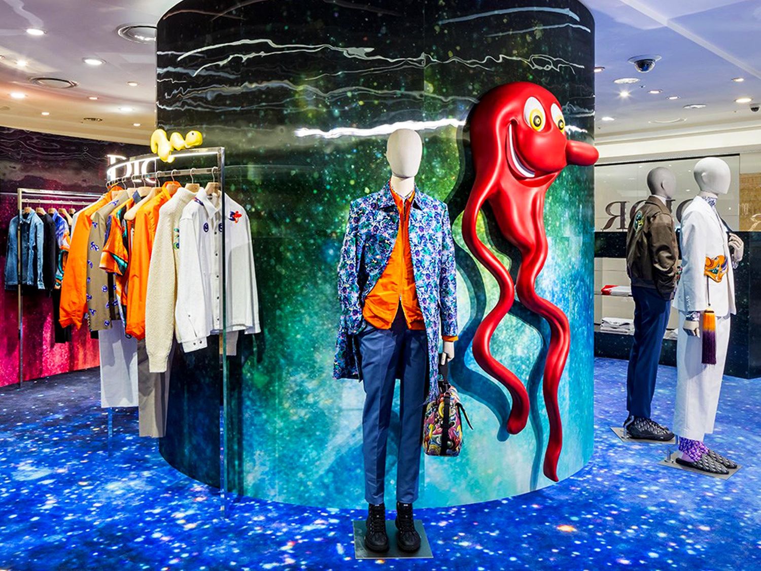 L’exceptionnelle scénographie de la marque Dior dans ses boutiques à l’occasion du lancement de la collection pour hommes en collaboration avec l’artiste américain Kenny Scharf en 2021 (©Dior).