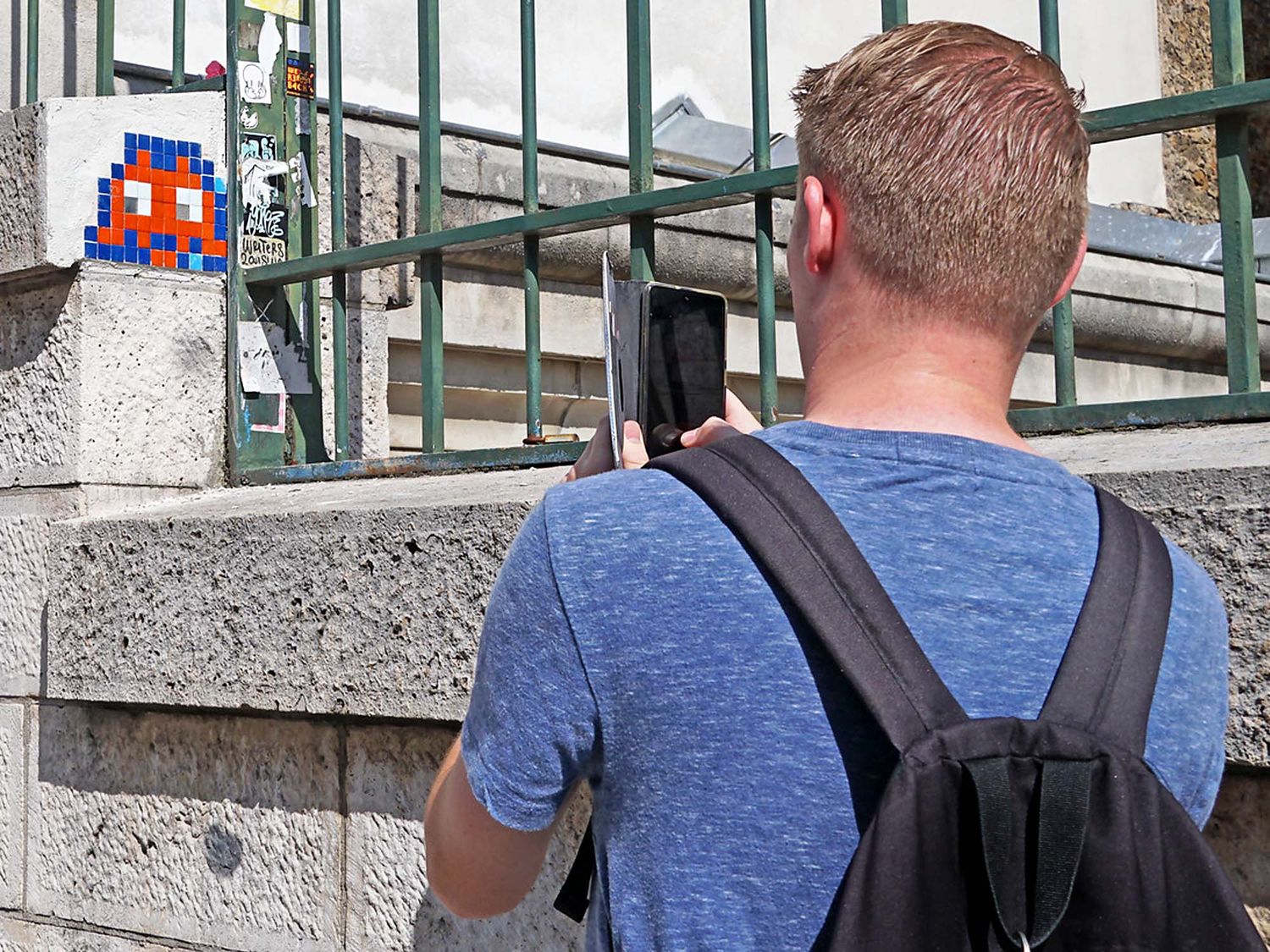 Grâce à son application Flashinvaders l’artiste français Space Invaders a réussi à fédérer une large communauté de chasseurs qui ne manquent jamais une opportunité de gagner des points! (©Perry Tak).