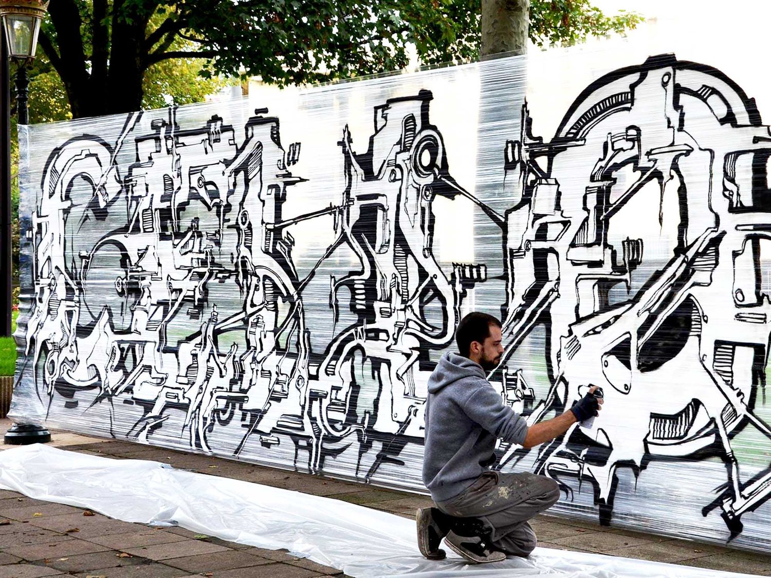 Although he started graffiti in Paris in 1999, it was thanks to the “CelloGraff” concept that the artist began to travel around the world and really launched his career as a painter (© Street Art France).