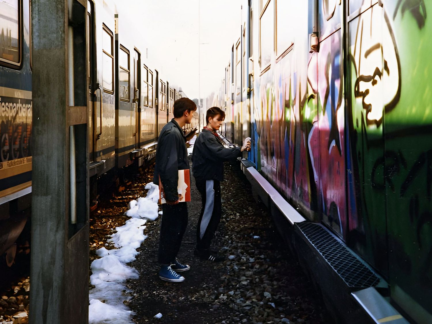 Retour en 1985 avec cette photo historique de Blash (à gauche) et Loomit en train de graffer un train au dépôt de Geltendorf durant l’âge d’or du graffiti illégal allemand (©Cheech).