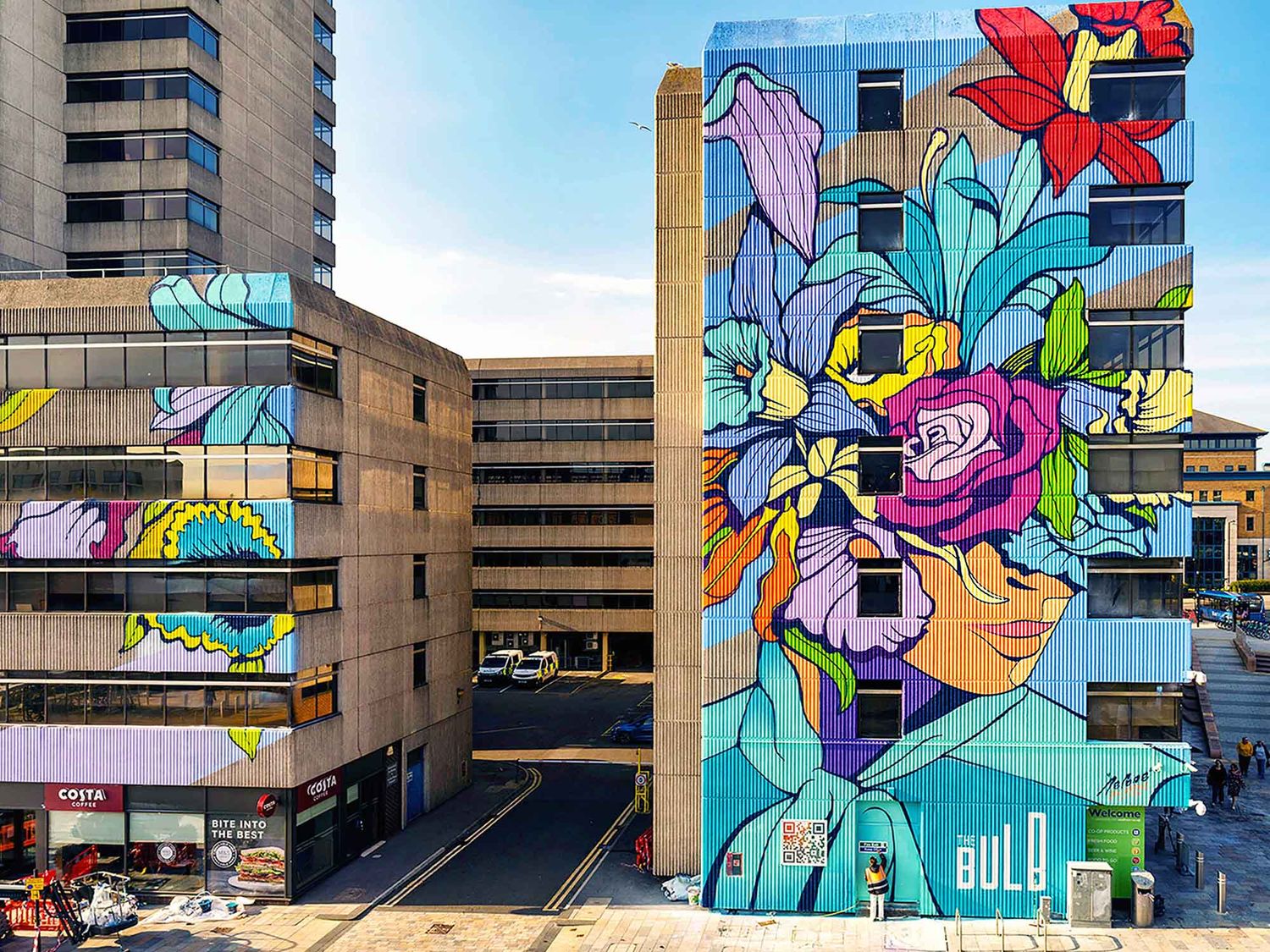 Nerone intègre aussi des personnages dans ses créations qu’il orne de fleurs, comme cet incroyable mur réalisé à Southampton, plus de 1’000m2 soit le plus grand du Royaume-Uni! (©Hannah Judah).