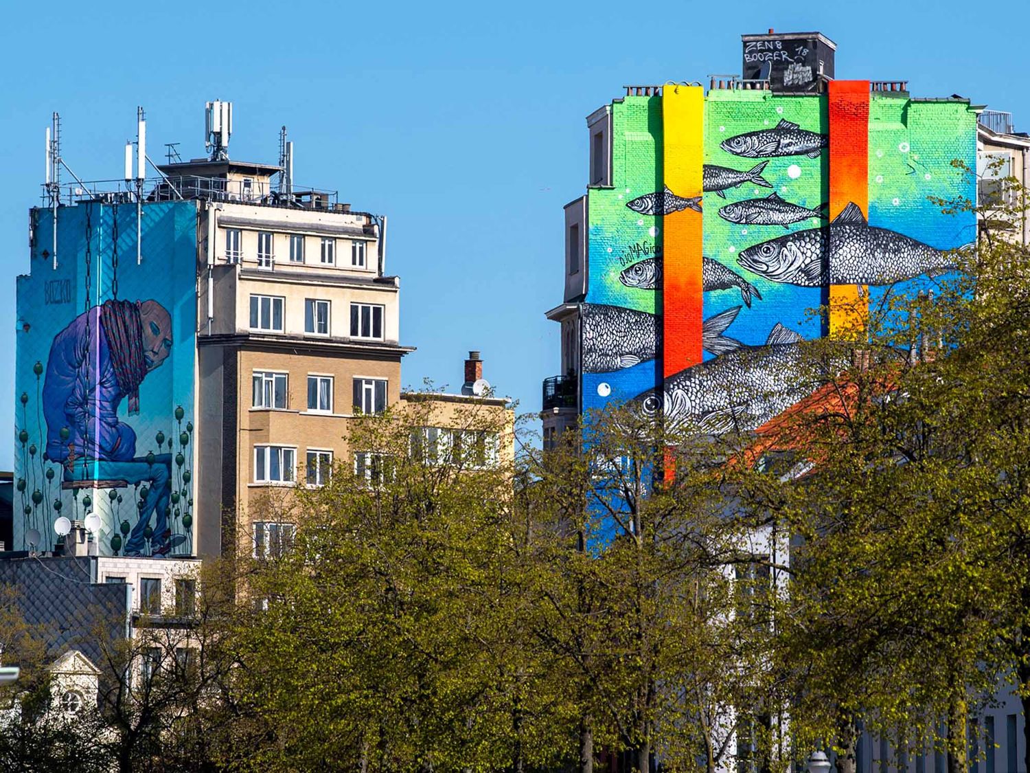 Les fresques murales s’intègrent dans leur environnement en donnant naissance à des musées à ciel ouvert que les amateurs s’empressent de découvrir comme ici à Bruxelles (©Parcours Street Art).