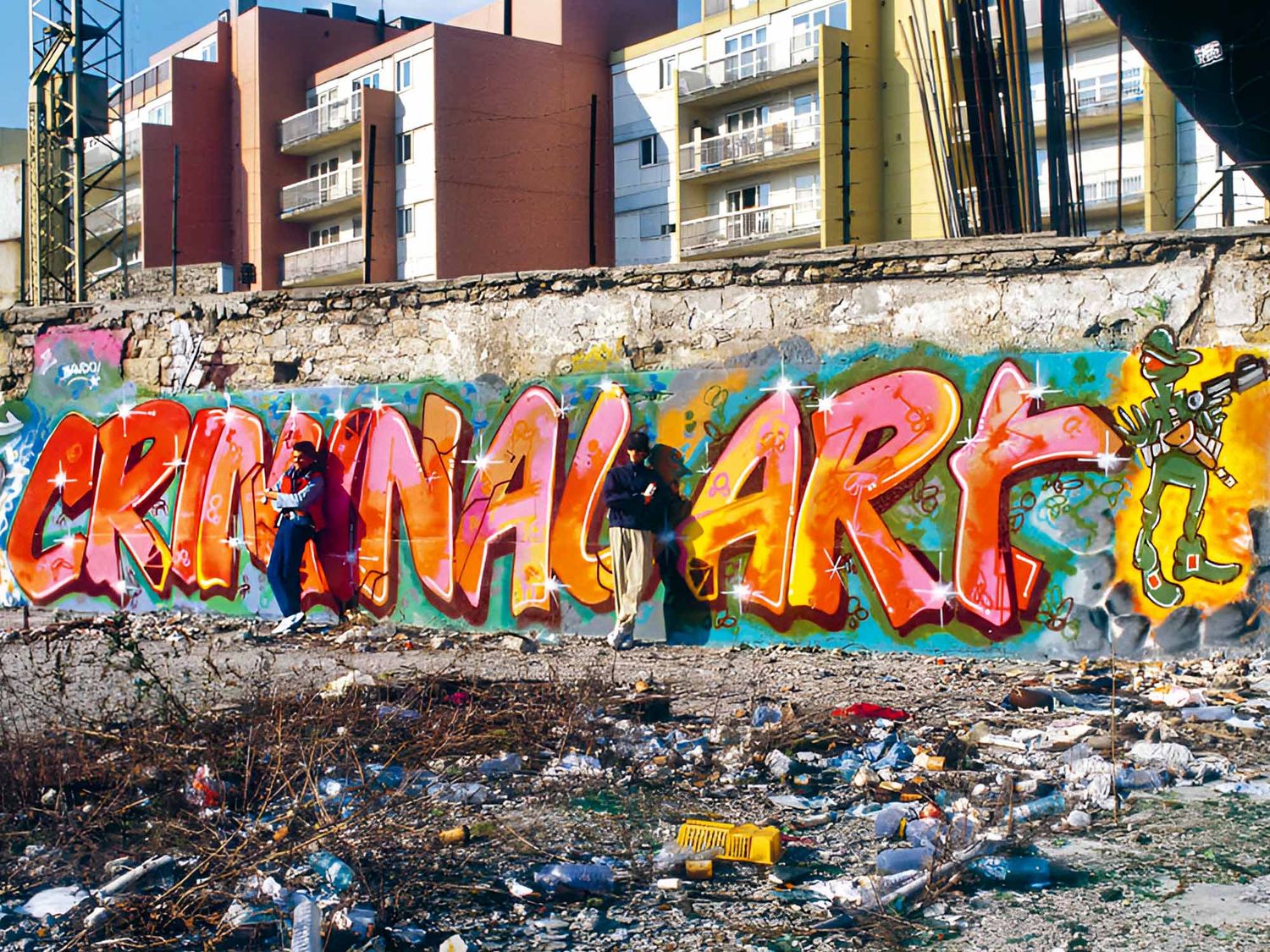 Réalisé à la fin des années 80 par Bando et Doc, "Criminal Art" est probablement la fresque murale la plus représentative de l'époque du terrain vague de Stalingrad-La Chapelle à Paris (©Claude Abron).