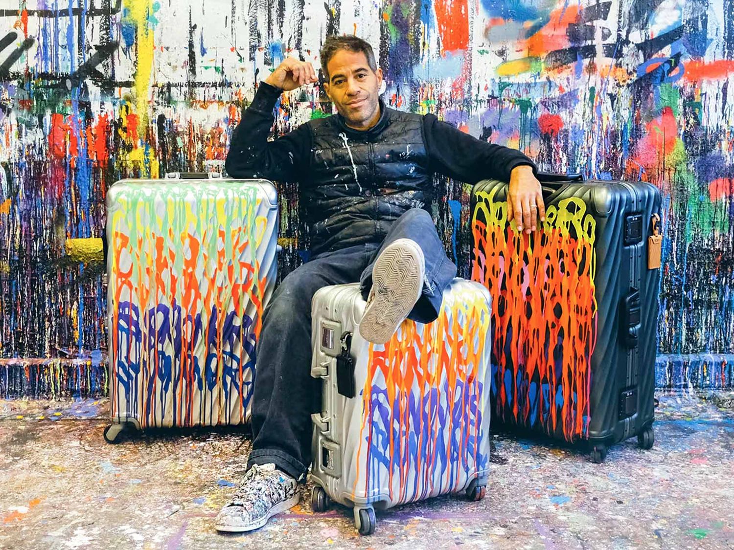 L’artiste JonOne aux côtés de ses créations réalisées pour la marque de bagages haut de gamme Tumi à l’occasion du programme “Waves For Water” en faveur de l’accès à l’eau potable (©Toine).