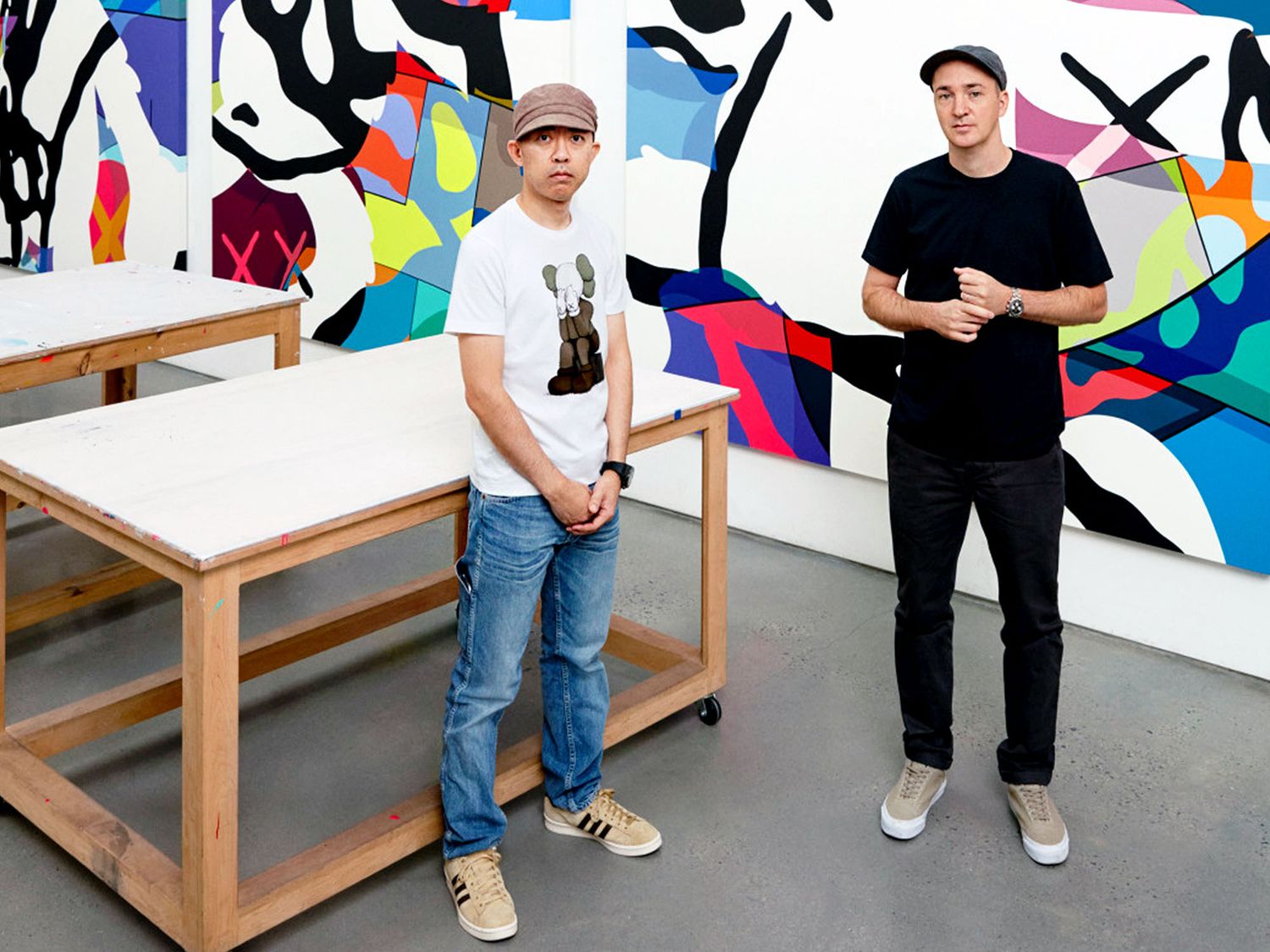 En lançant la gamme UT sous la direction artistique de Nigo (à gauche), la marque Uniqlo a frappé un grand coup avec sa première collaboration avec l’artiste Kaws (à droite) en 2016 (©Uniqlo).