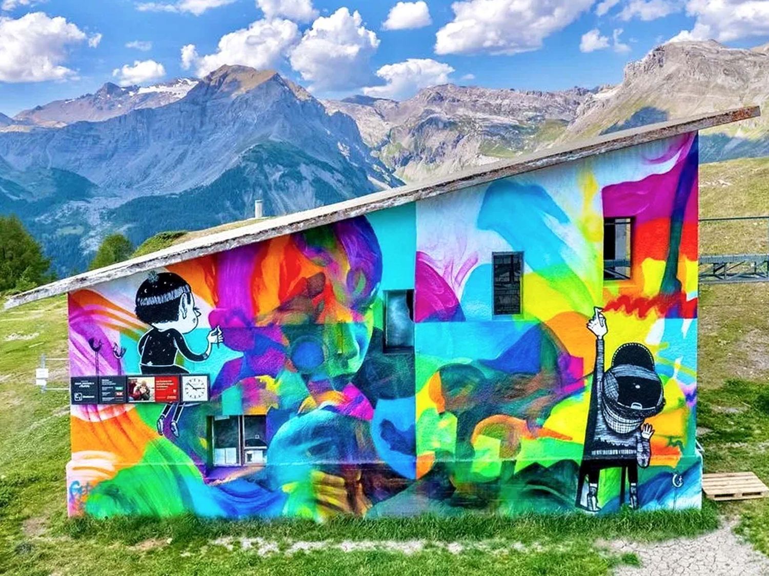 Qualifié de plus haut festival de Street Art au monde, le Vision Art Festival continue de nous surprendre chaque année avec son environnement à couper le souffle (©V. Edmond Louis / @Gera 1 + Alex Senna).