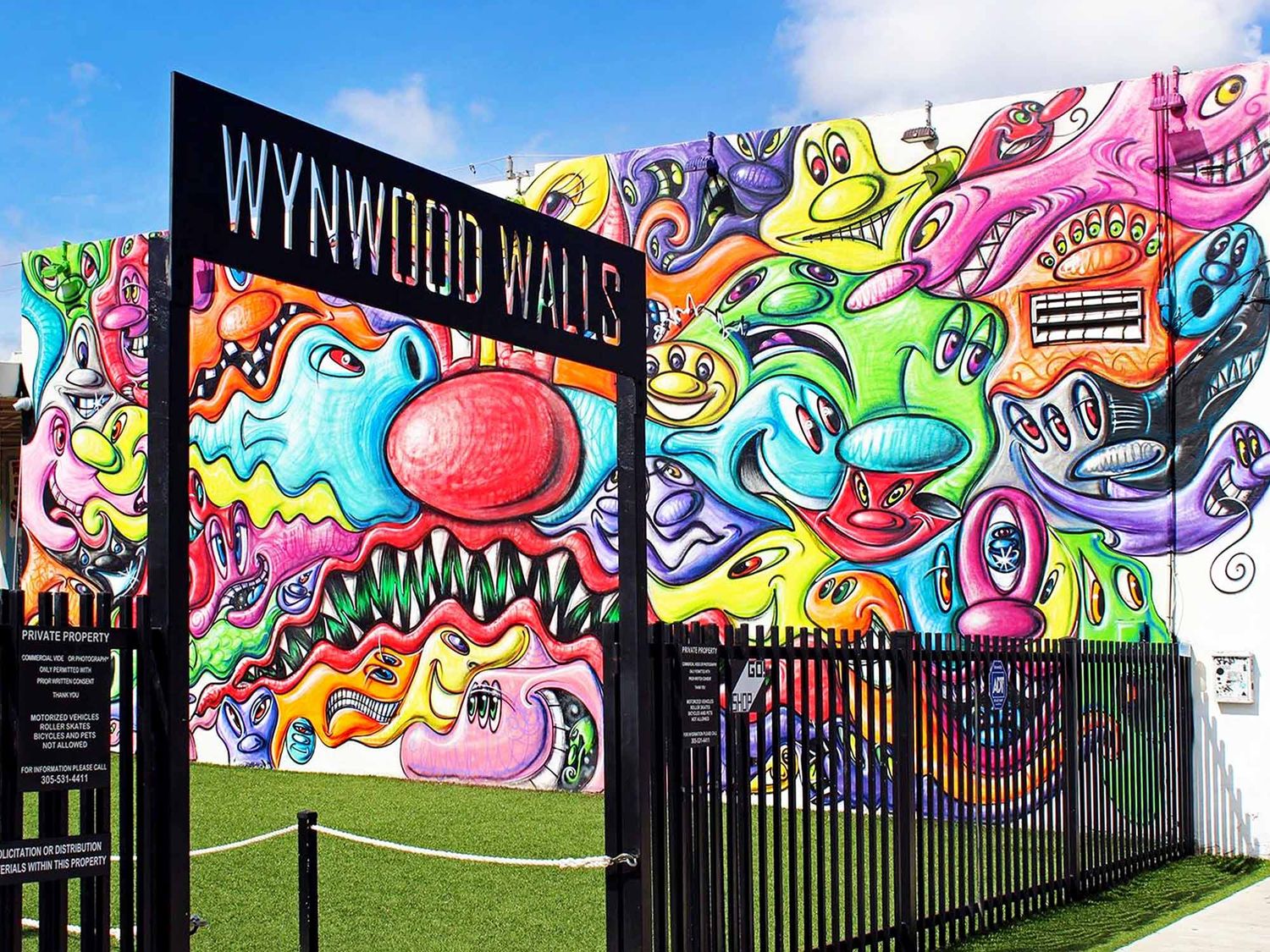 Taking the form of an open-air museum with dozens of murals, Wynwood Walls is a unique experience to discover in Miami and much more in the surrounding neighborhood (©L. Yakiwchuk / @Kenny Scharf).