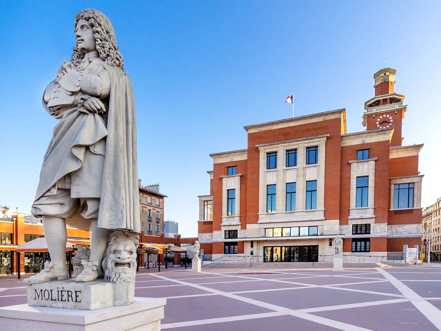 Located at the gates of Paris, the Beffroi de Montrouge is a historic Art deco building, which hosts every year for the past 70 years the Contemporary art fair of Montrouge.