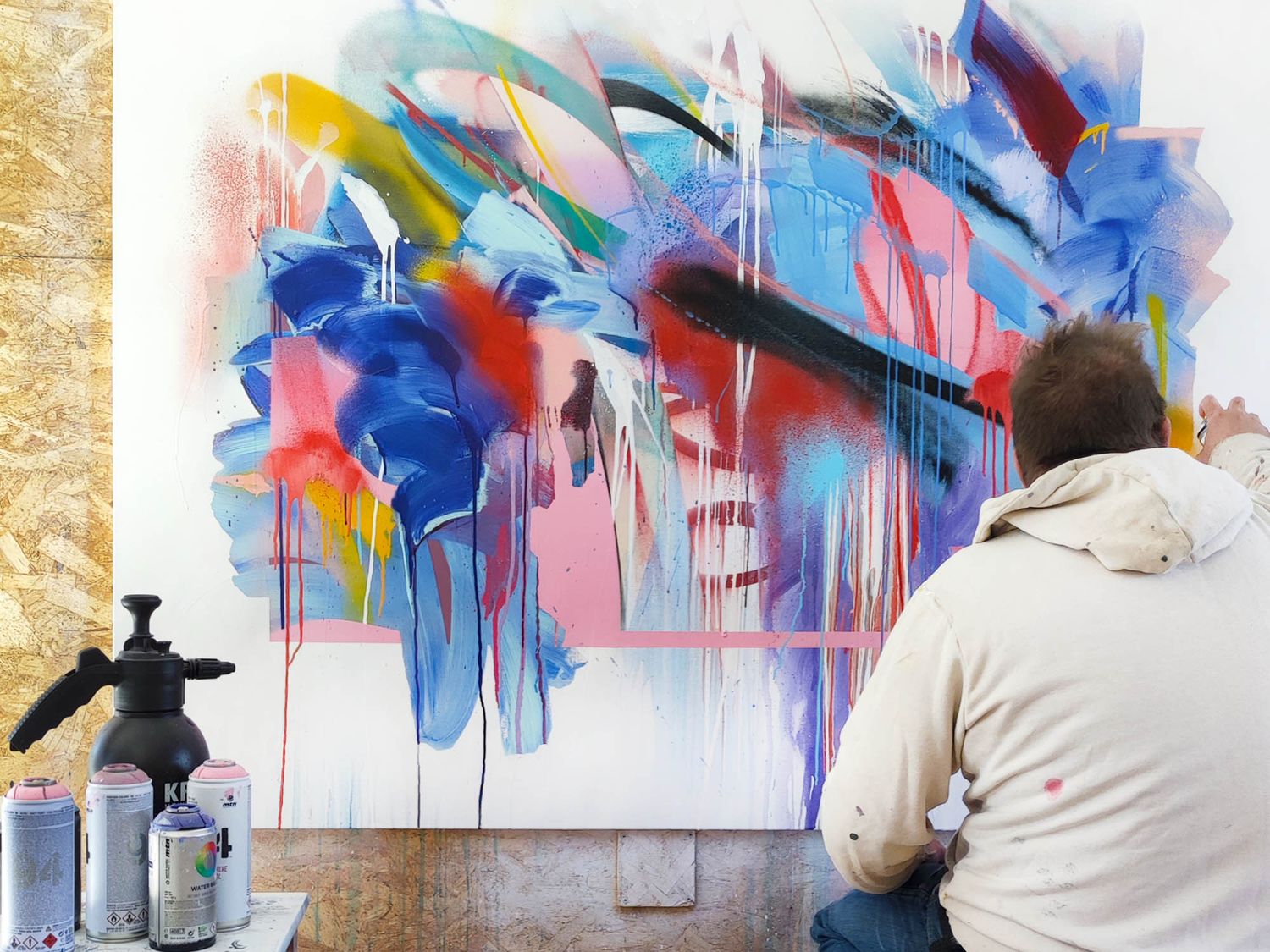 When he works into his studio, Emanuele Vittorioso is used to combining spray cans, mini sprayers and different types of brushes, always pushing the boundaries of his technique with pure energy.
