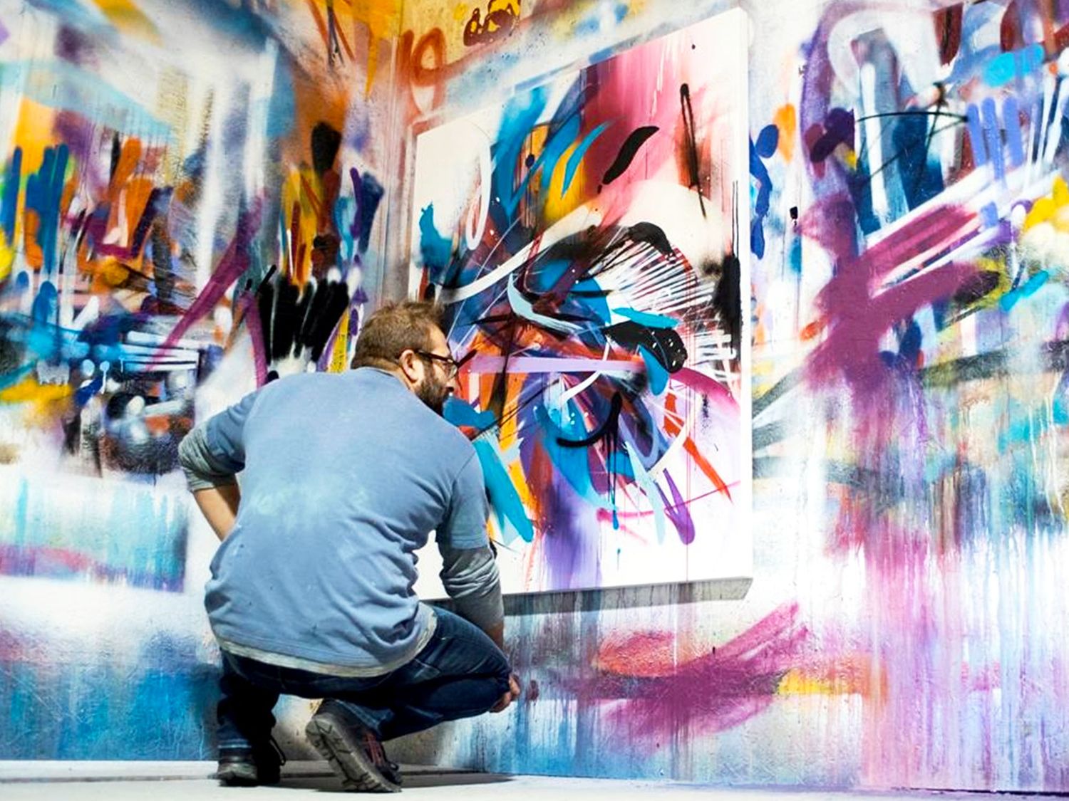 The art of Emanuele is like a mix between graffiti and abstract expressionism. A personal trait hovering between figurative and action painting that leaves no one indifferent (©Giuseppe Torre).