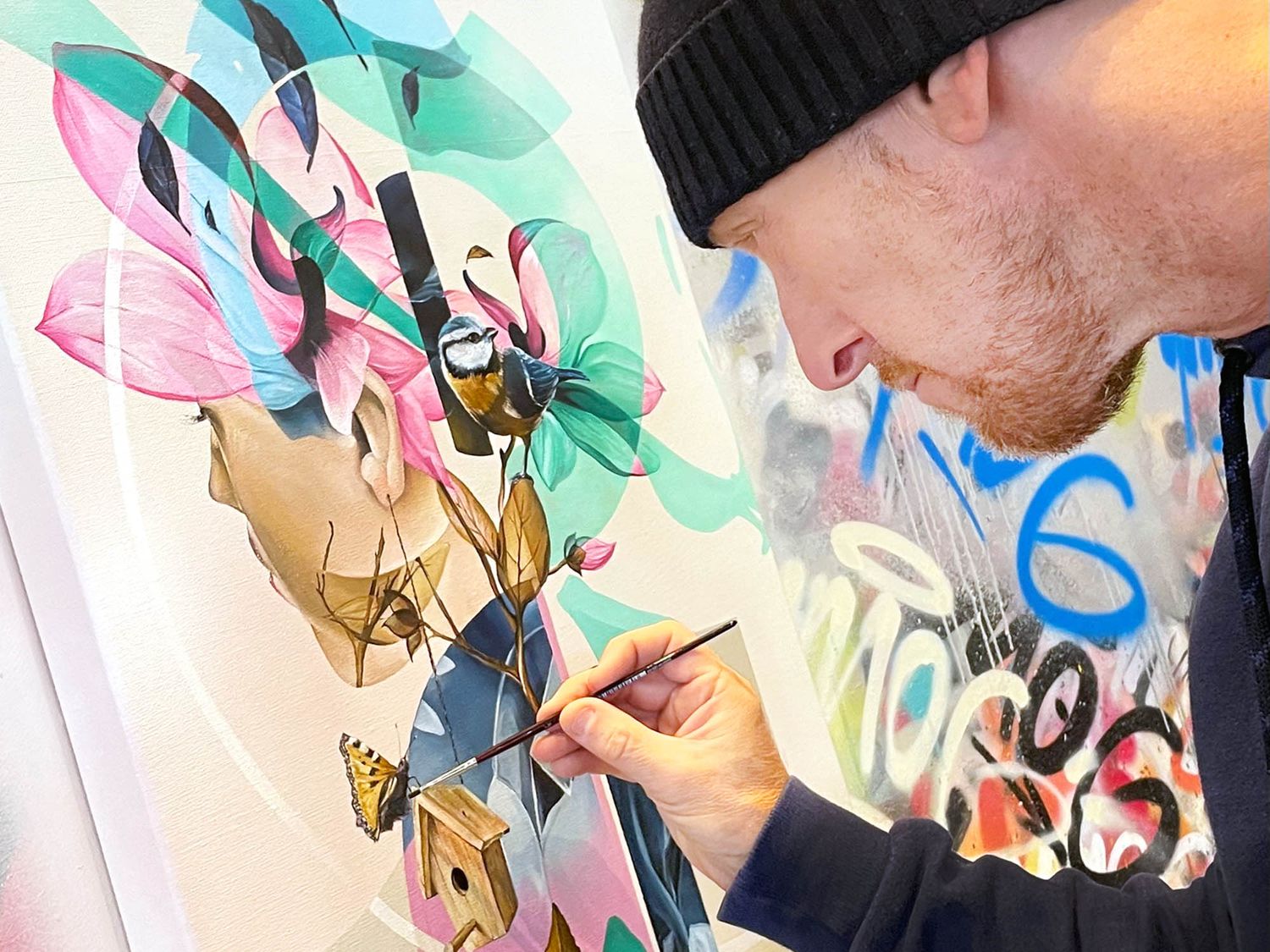 Although he is mastering the use of spray paint that he started 30 years ago, the artist Gomad is much more willing to paint with brushes on walls and oil painting on canvas since the last few years.