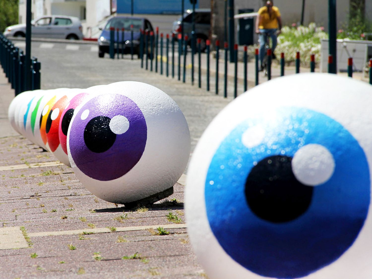 The eye of CyKlop is declined under various forms to better observe the passers-by. Here, the "Eye Balls" commissioned by the city of Pantin and realized on the banks of the Ourcq canal in Paris.