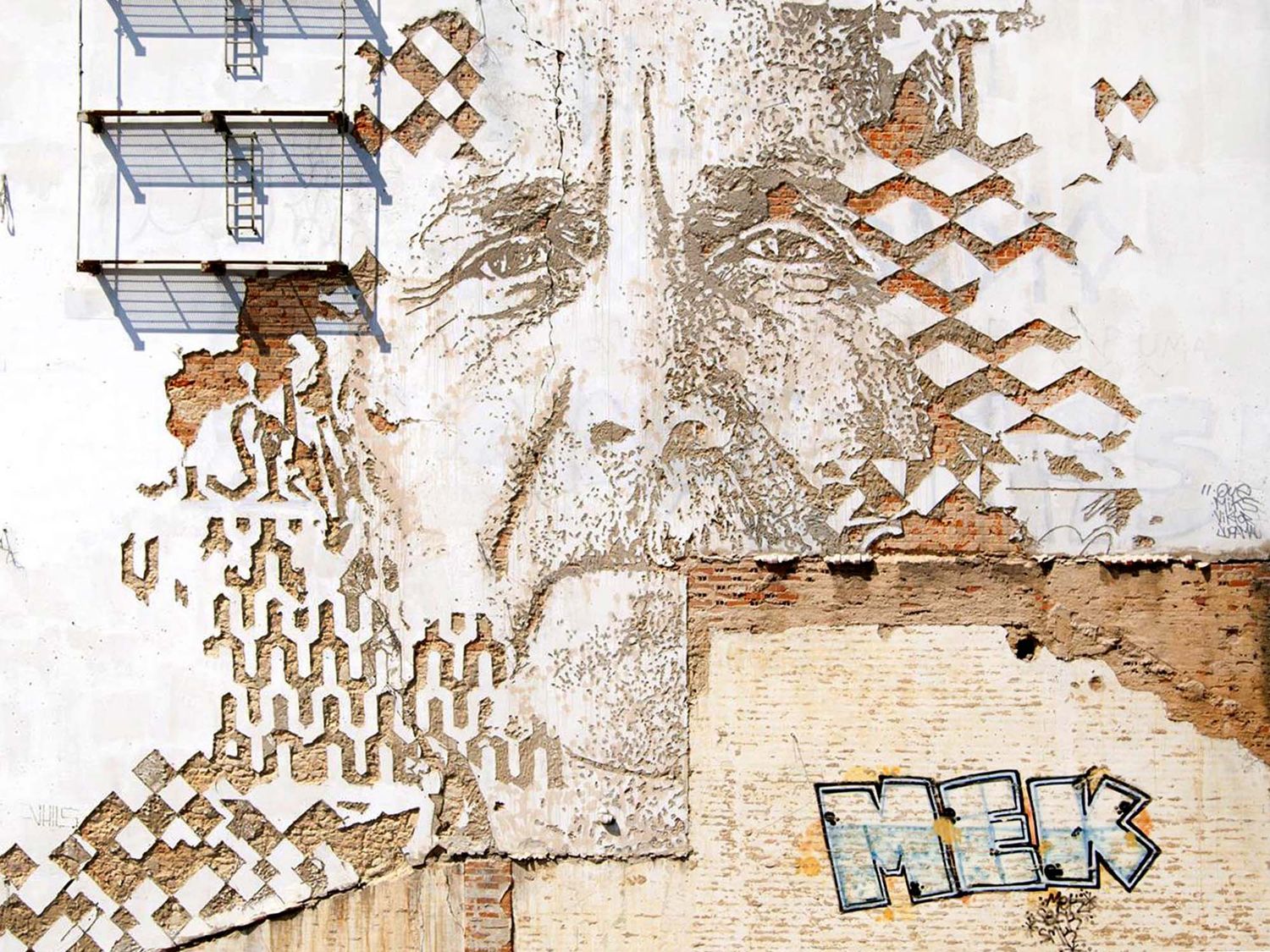 Originally from Lisbon, Alexandre Farto aka Vhils uses his technique to bring life to walls, he removes to better reveal. Here in Alcantara as part of the exhibition "Dissection" (©Stick2target).