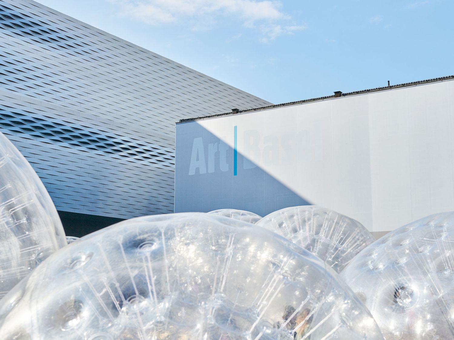 Bien qu’étant la plus importante foire d’art contemporain au monde, Art Basel avait tout simplement dû annuler son édition 2020 et se réinventer autour d’une approche digitale (©Art Basel).