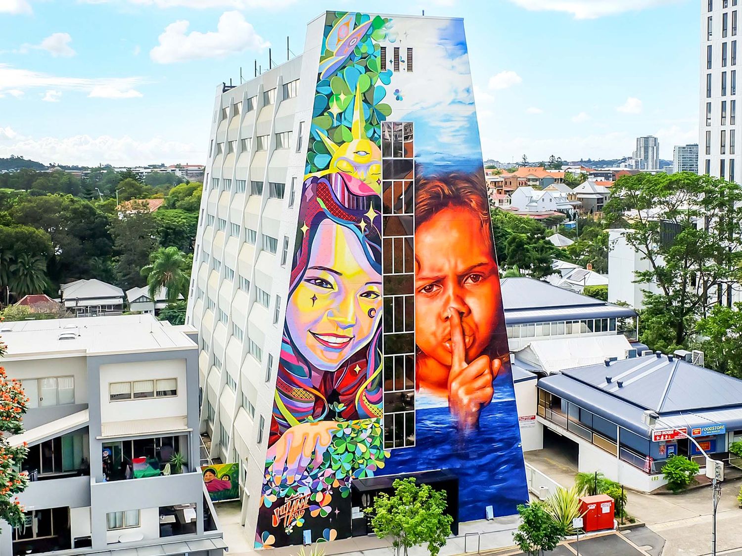 Depuis près de 10 ans, le Brisbane Street Art Festival transforme la ville avec des fresques murales et de nombreuses autres initiatives pour promouvoir les artistes émergents (©IES / @Sheep Shen + Matt Adnate).