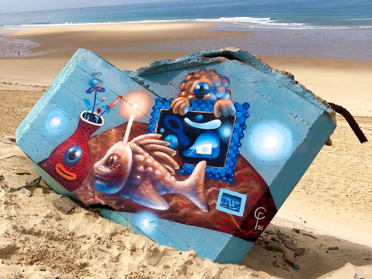 Les dizaines de blockhaus présents au Cap Ferret sont devenus un véritable terrain de jeu pour l’artiste qui s’adonne à diverses expérimentations pour le plus grand plaisir des locaux.