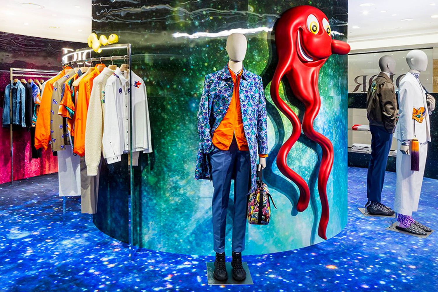 L’exceptionnelle scénographie de la marque Dior dans ses boutiques à l’occasion du lancement de la collection pour hommes en collaboration avec l’artiste américain Kenny Scharf en 2021 (©Dior).