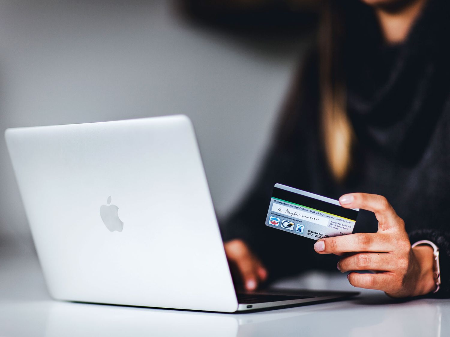 L’e-commerce a révolutionné de nombreuses industries et le monde de l’art n’est plus à la traîne, acheter une œuvre d’art en ligne avec une carte bancaire n’a jamais été aussi facile.