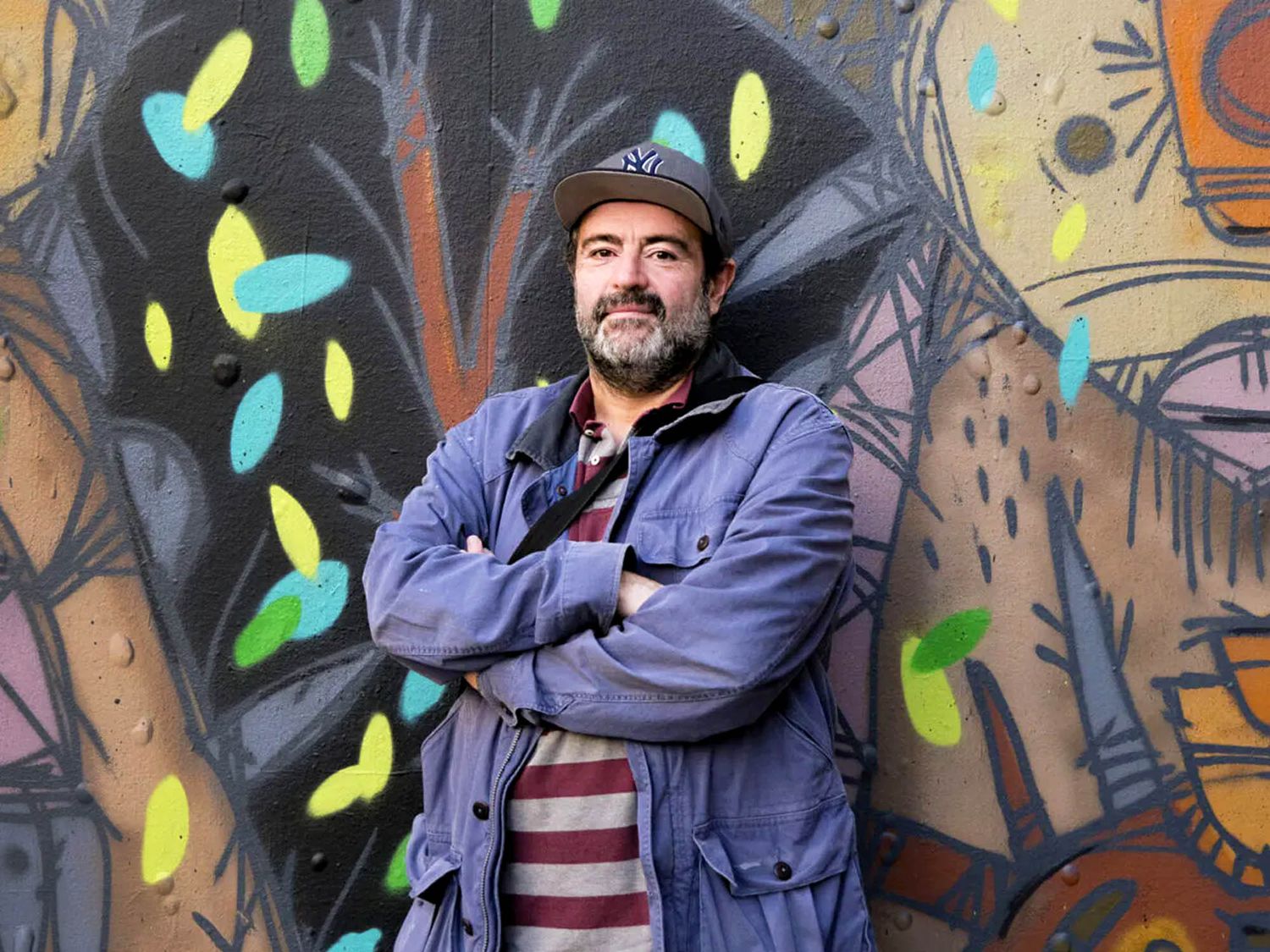 Tarek Ben Yakhlef alias Tarek, photographié devant sa fresque murale réalisée pour le M.U.R de Rennes en 2023, soit plus de 30 après la publication de Paris Tonkar (©Monique Sammut).