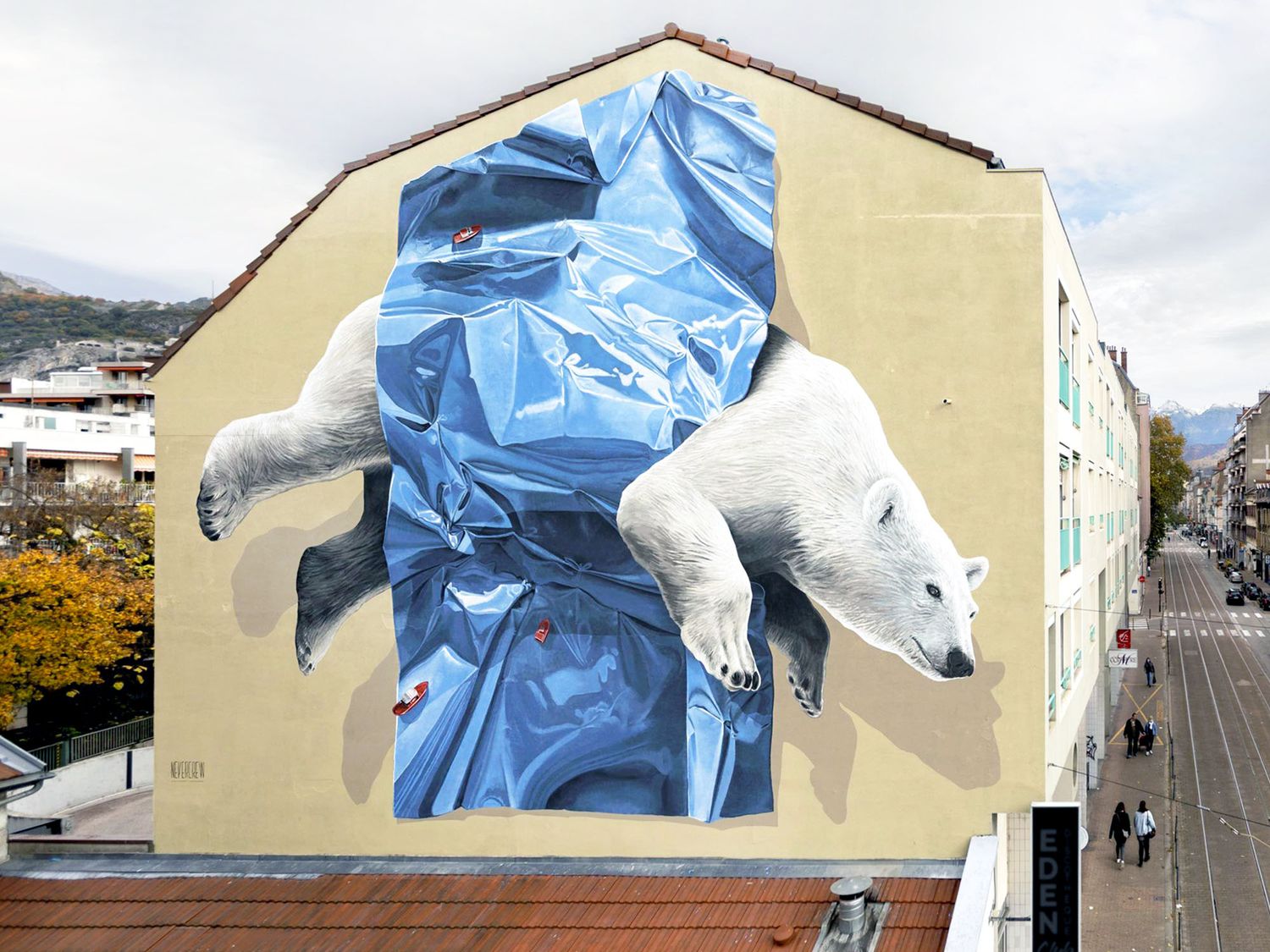 Entouré de montagnes, le Street Art Fest de Grenoble a réussi à faire venir de nombreux artistes internationaux dans sa ville et a depuis déployé des fresques XXL dans 9 autres villes de la région (@Nevercrew).