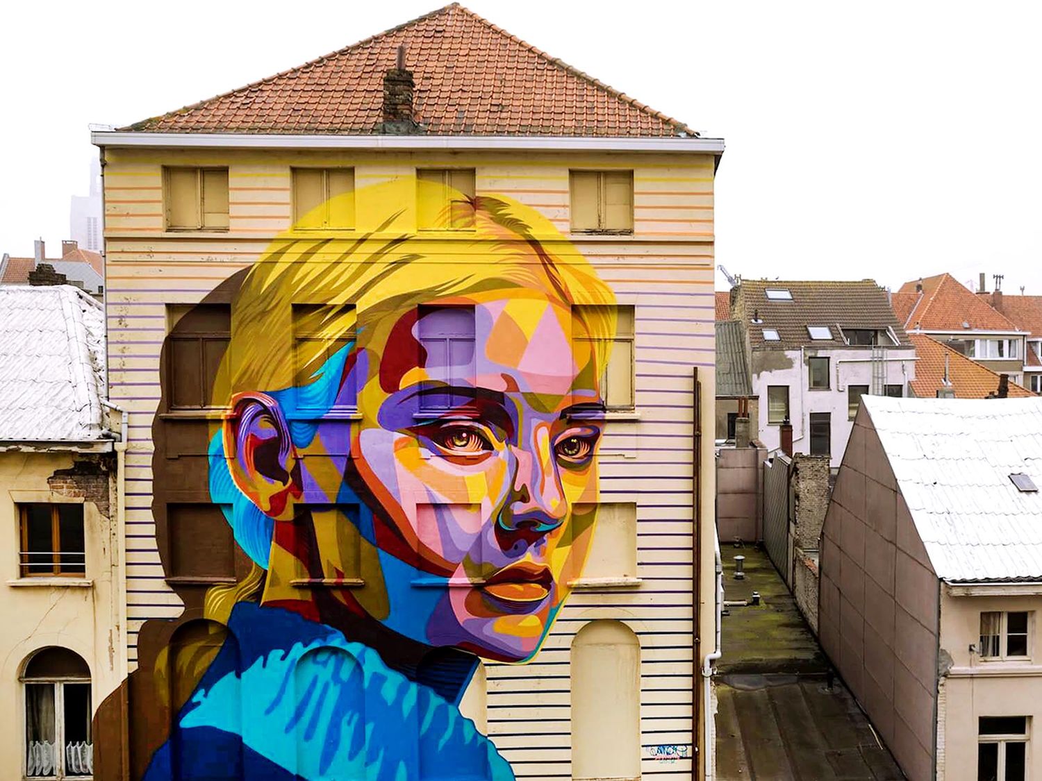 Depuis 2016, le Crystal Ship Festival a transformé la ville côtière d'Ostende en la principale galerie à ciel ouvert de Belgique, avec une douzaine d'artistes de renommée mondiale qui y contribue chaque année (©H.Haven / @Dourone).