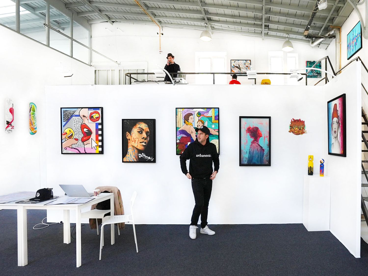 Pour cette 1ère participation à un évènement physique, Urbaneez aura présenté une sélection d’œuvres issues de ses collections “Street Walls” et “Street Boards” autour d’un stand atypique.