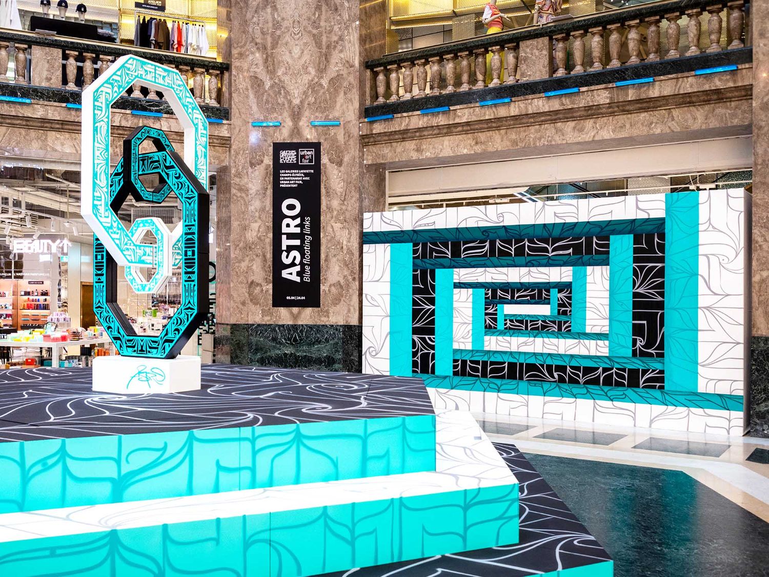 En plus du Carreau du Temple, Urban Art Fair expose aussi hors les murs avec notamment cette installation par Astro qui est exposée aux Galeries Lafayette des Champs-Élysées (©Lionel Belluteau).