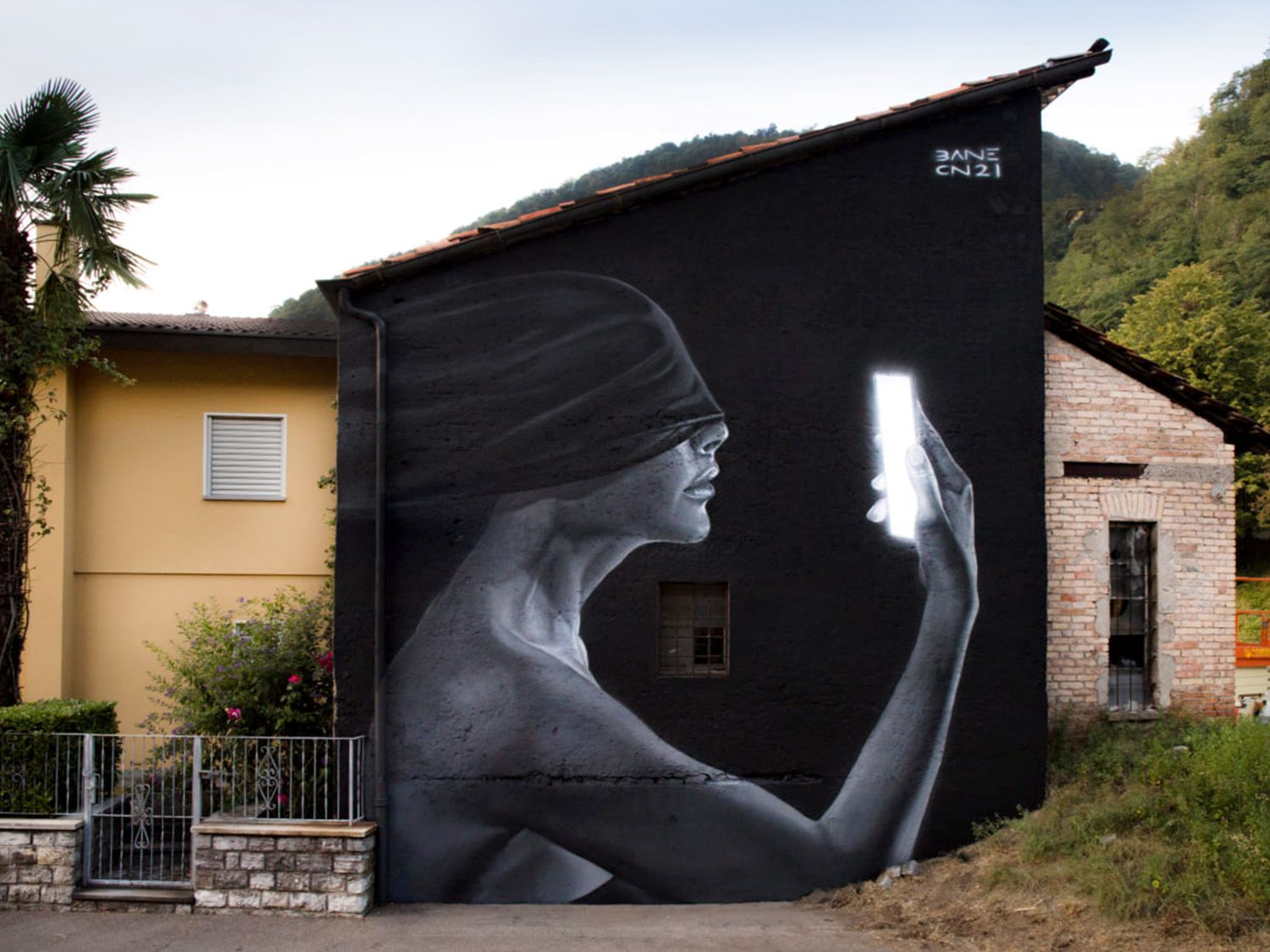 L'artiste Bane a réalisé cette fresque à la suite de la pandémie pour passer un message: déconnectons nous de nos smartphones et reconnectons nous les uns aux autres (©Felicitas Heyerick).