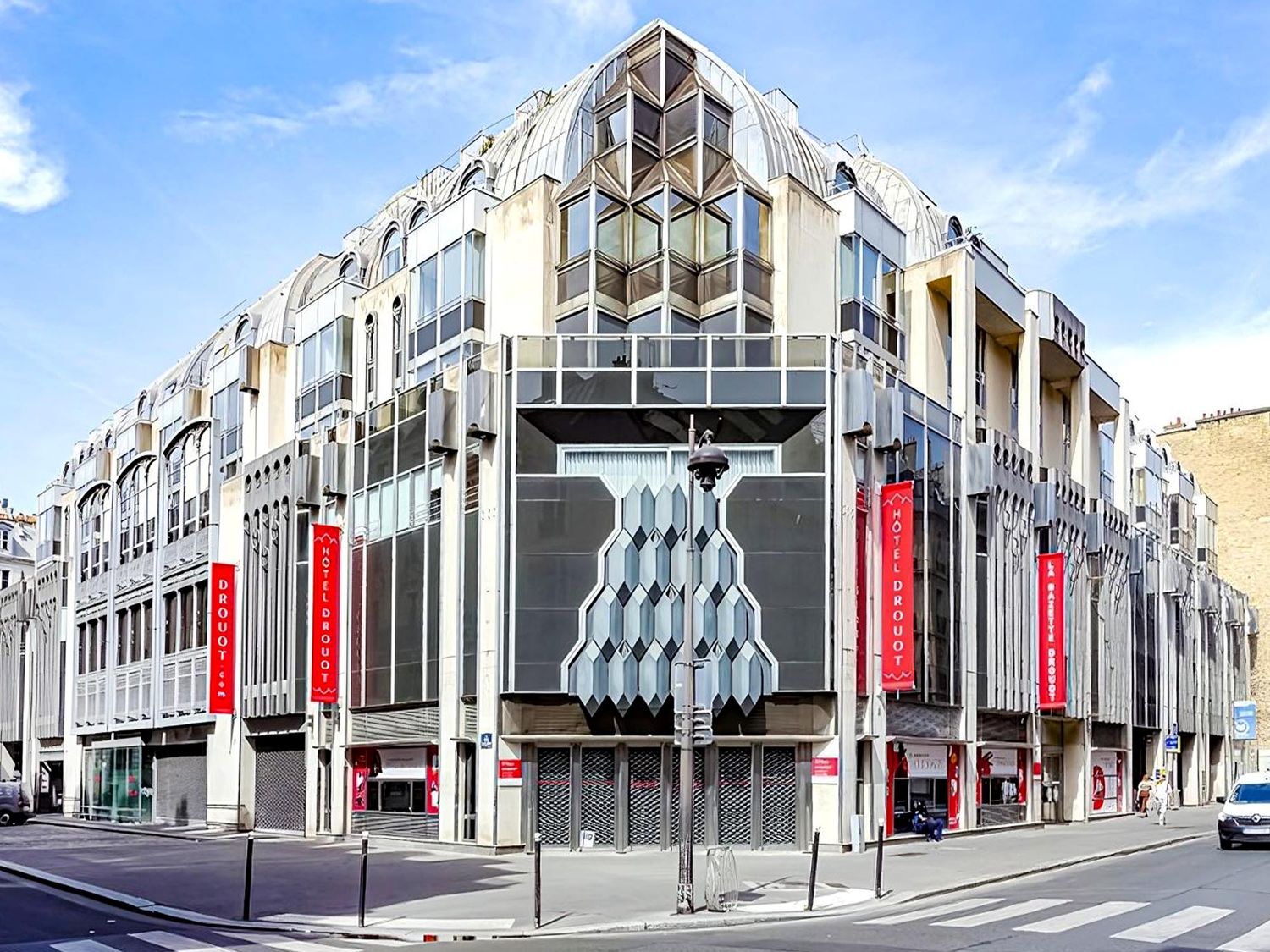 Implantée au sein de la symbolique maison Drouot, la foire District 13 est le fruit de la collaboration entre Mehdi Ben Cheik de la Galerie Itinerrance, et Olivier Lange, de Drouot patrimoine (©Drouot).