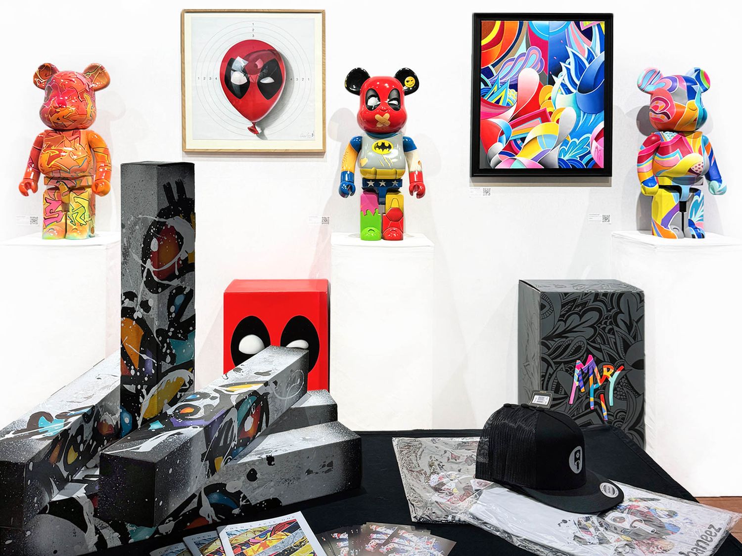 Retour en image sur la scénographie de notre stand lors de la 5ème édition de District 13, avec ici des œuvres de Snake, Gum, Amaury Dubois, Cren et quelques goodies Urbaneez!