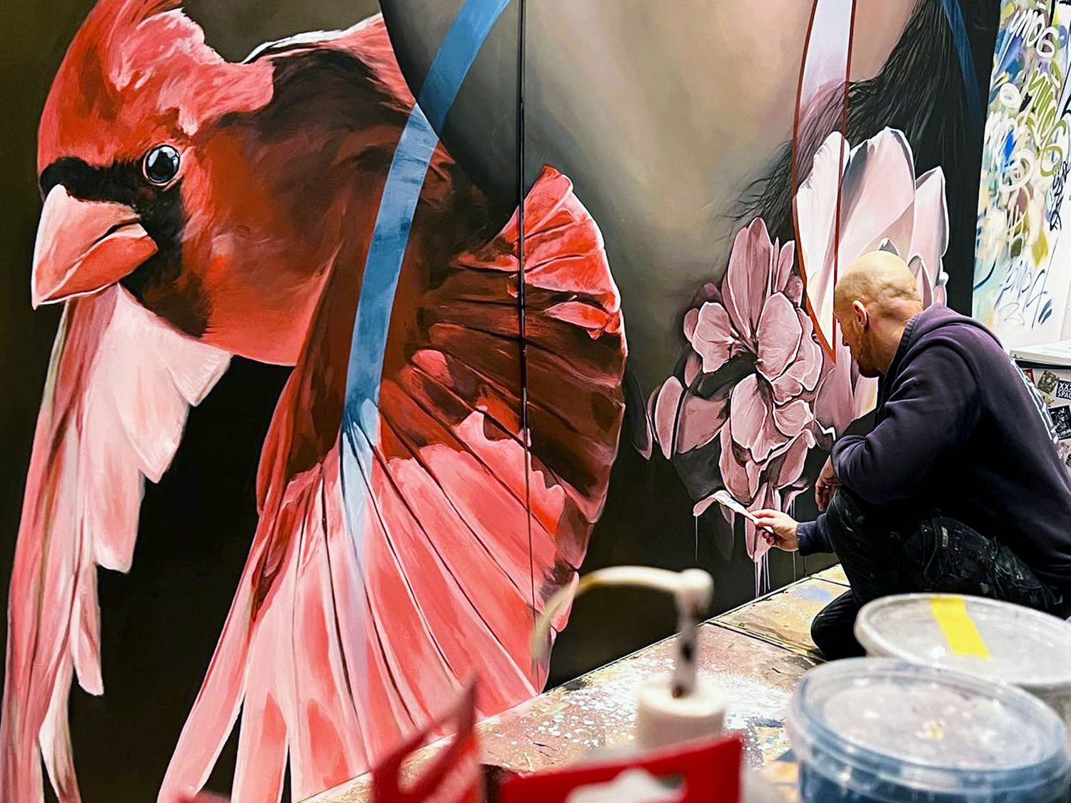 Although he is mastering the use of spray paint that he started 30 years ago, the artist Gomad is much more willing to paint with brushes on walls and oil painting on canvas since the last few years.