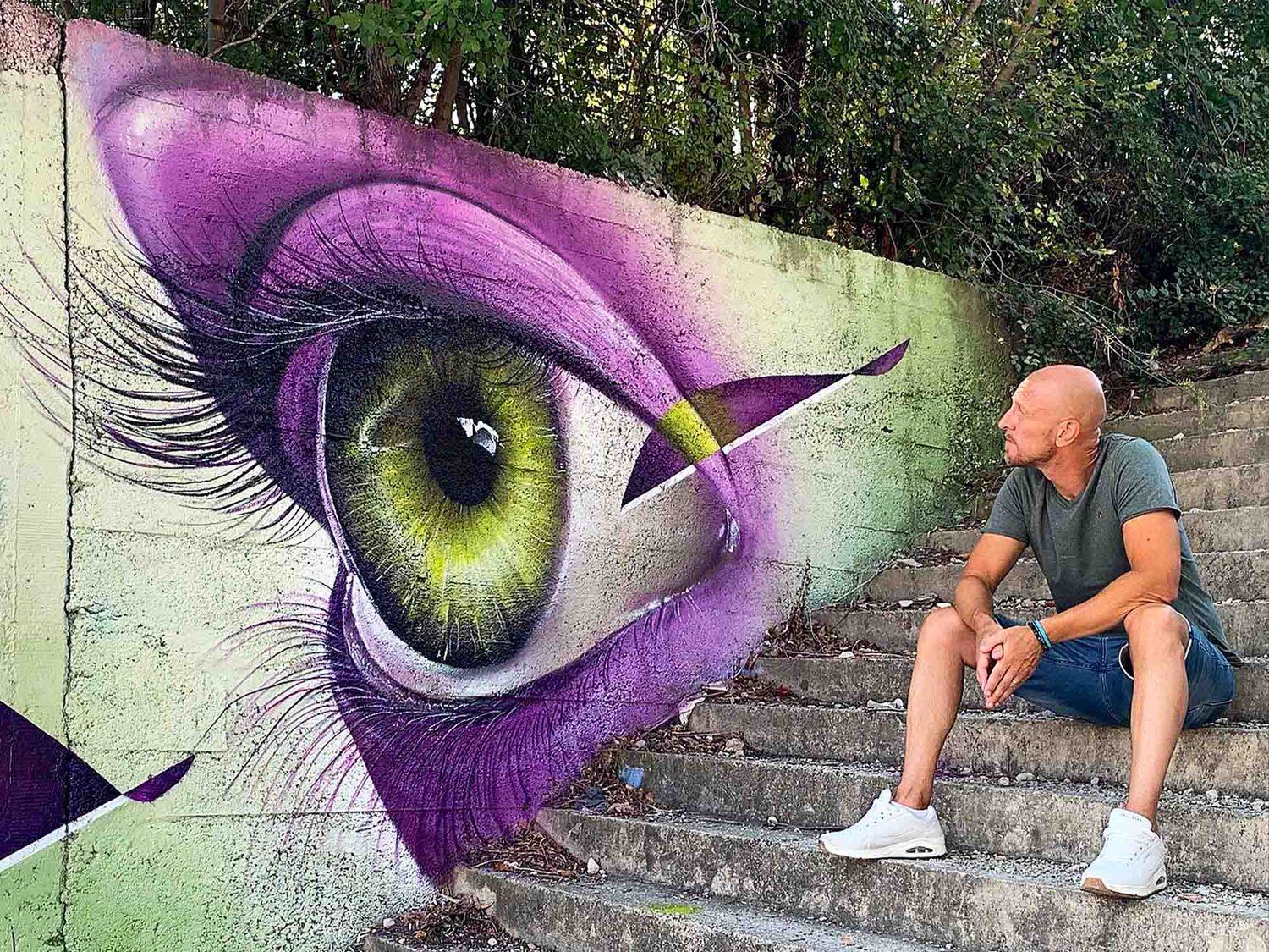 Eyes have quickly become a real trademark for the artist, first because of the technique requires to make them alive and secondly because of the artist’s specificity as Gomad is color blind.