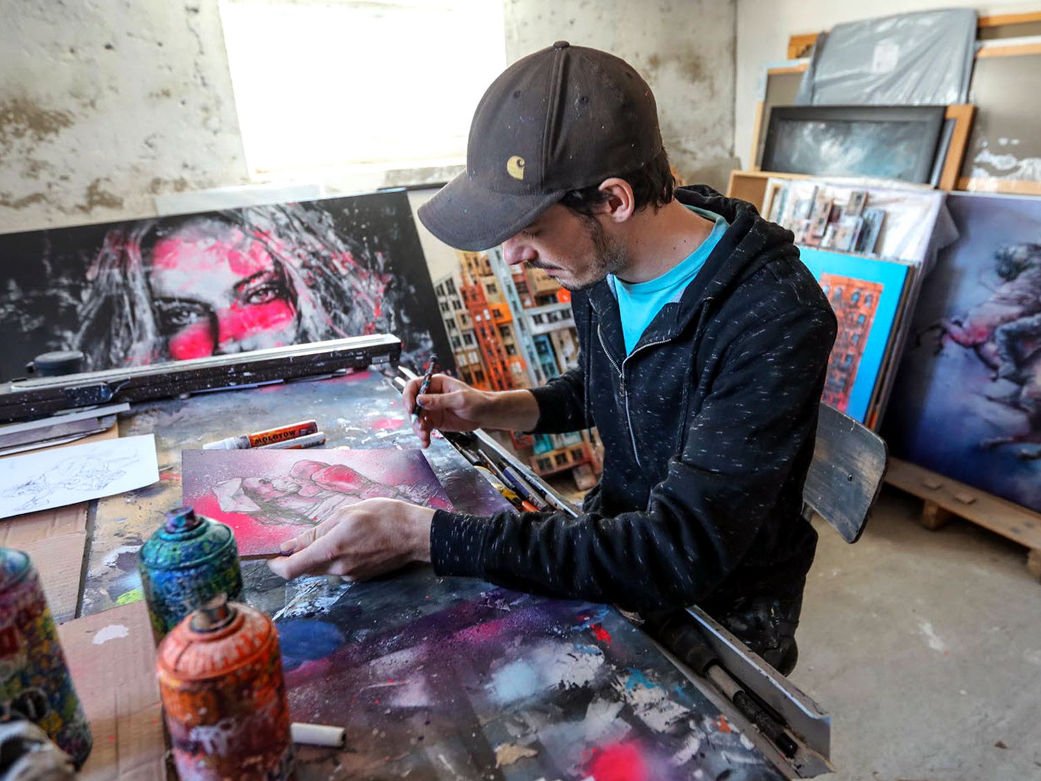 C’est dans son atelier de Chambéry que l’artiste réalise ses œuvres, avec une partie de ses créations réalisées sur toile mais également de nombreuses œuvres réalisées à base de matériaux recyclés.