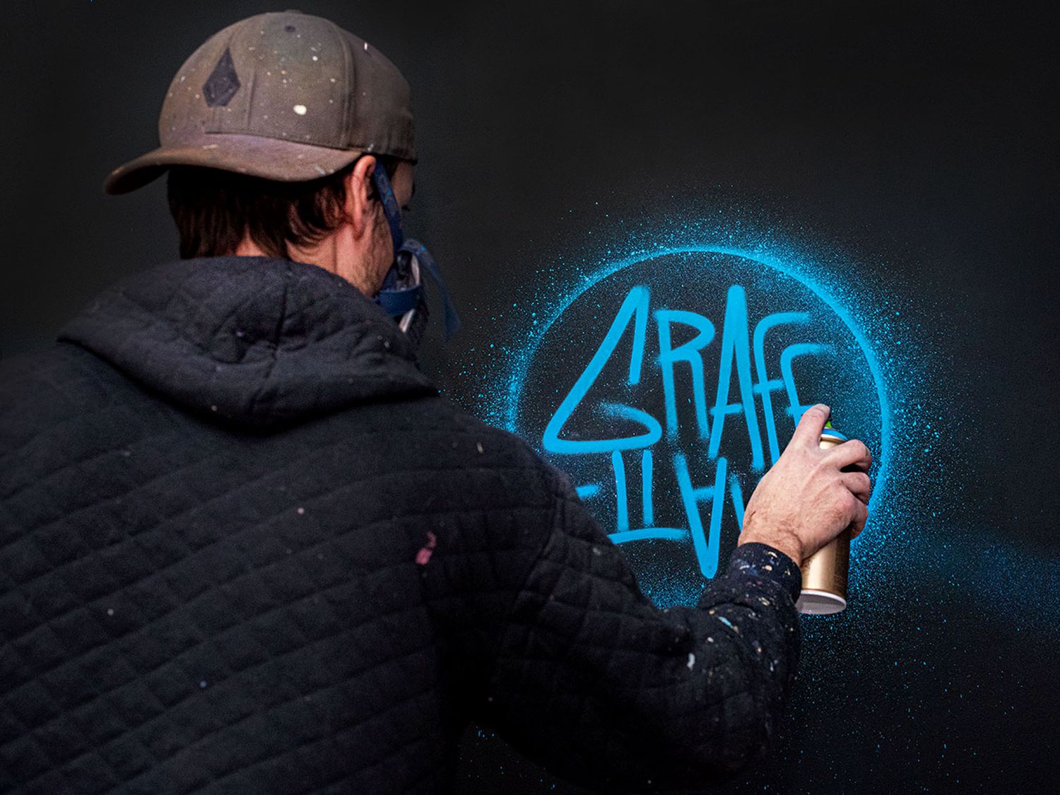 La bombe aérosol est un medium inhérent à l’art de Graffmatt, et bien qu’il ait pris plusieurs années à maitriser son utilisation, celle-ci fait depuis toujours partie de ses créations (©Fabe Collage).