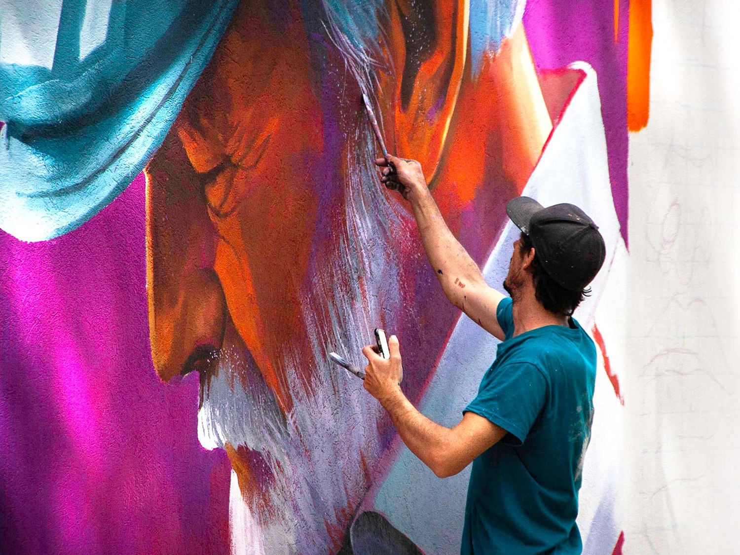 Travaillant à la fois avec de la peinture acrylique au pinceau et la bombe aérosol, Graffmatt utilise surtout cette dernière pour apporter la couleur fluorescente, véritable signature de l’artiste.