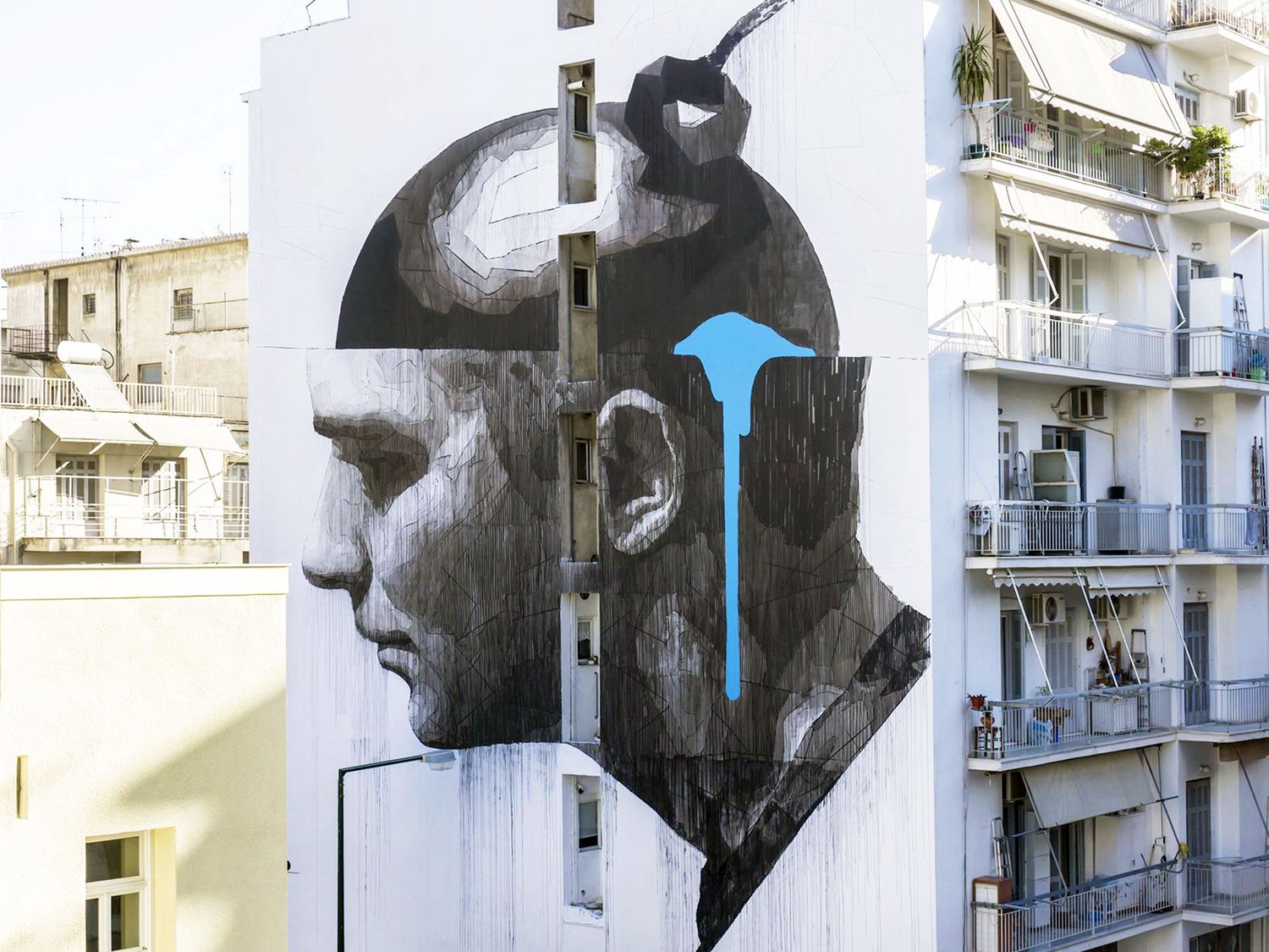 Reconnu comme l’un des plus grand street artiste grec, Ino a l’habitude d’utiliser les murs comme des toiles géantes pour véhiculer des messages sociaux, ici la fresque « Mind control » (@Ino.net).