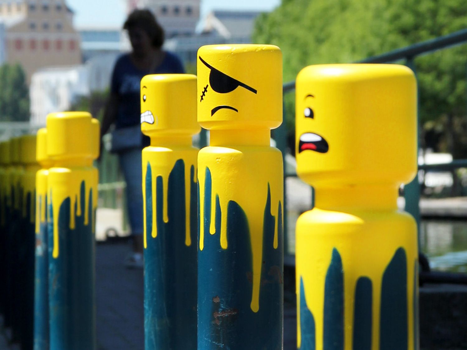 Les poteaux carrés du canal de l’Ourcq ont rapidement laissé place à l’imaginaire du CyKlop qui a apposé des dizaines de têtes de son personnage L’éGO, dérivé de la célèbre marque danoise.