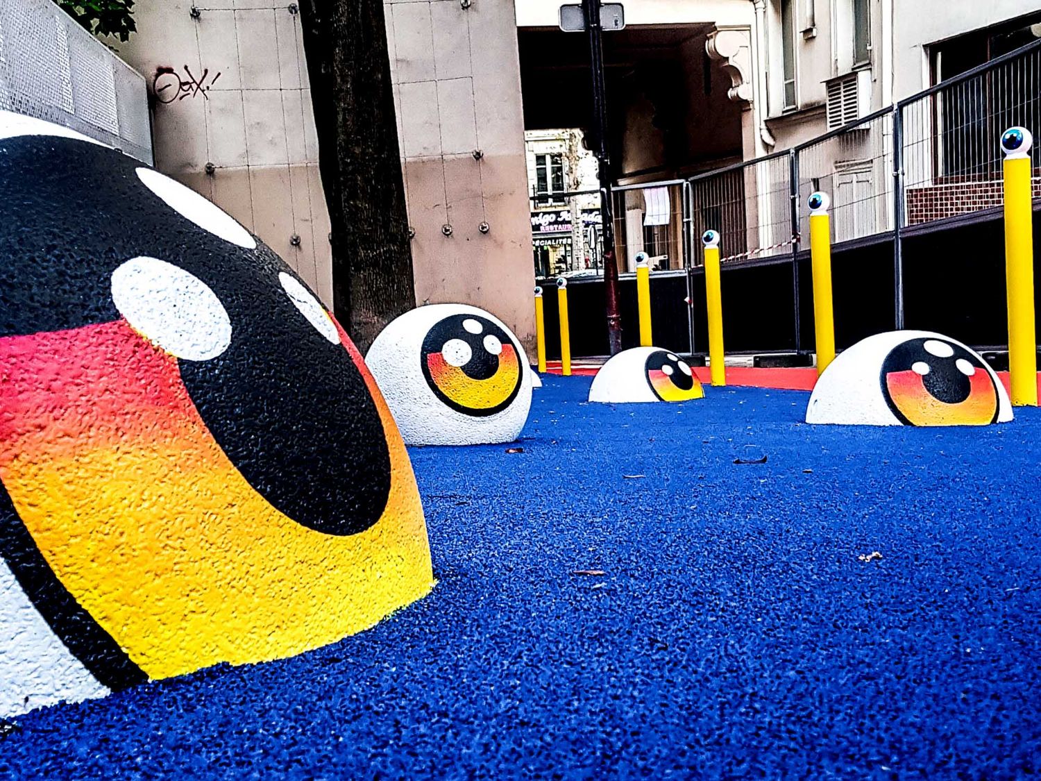 Mandaté par la ville de Paris dans le cadre du projet ”Embellir Paris”, Le CyKlop a remporté l’appel à projet pour transformer le passage Saint-Ange en un paysage ludique et imaginaire (@Le CyKlop).