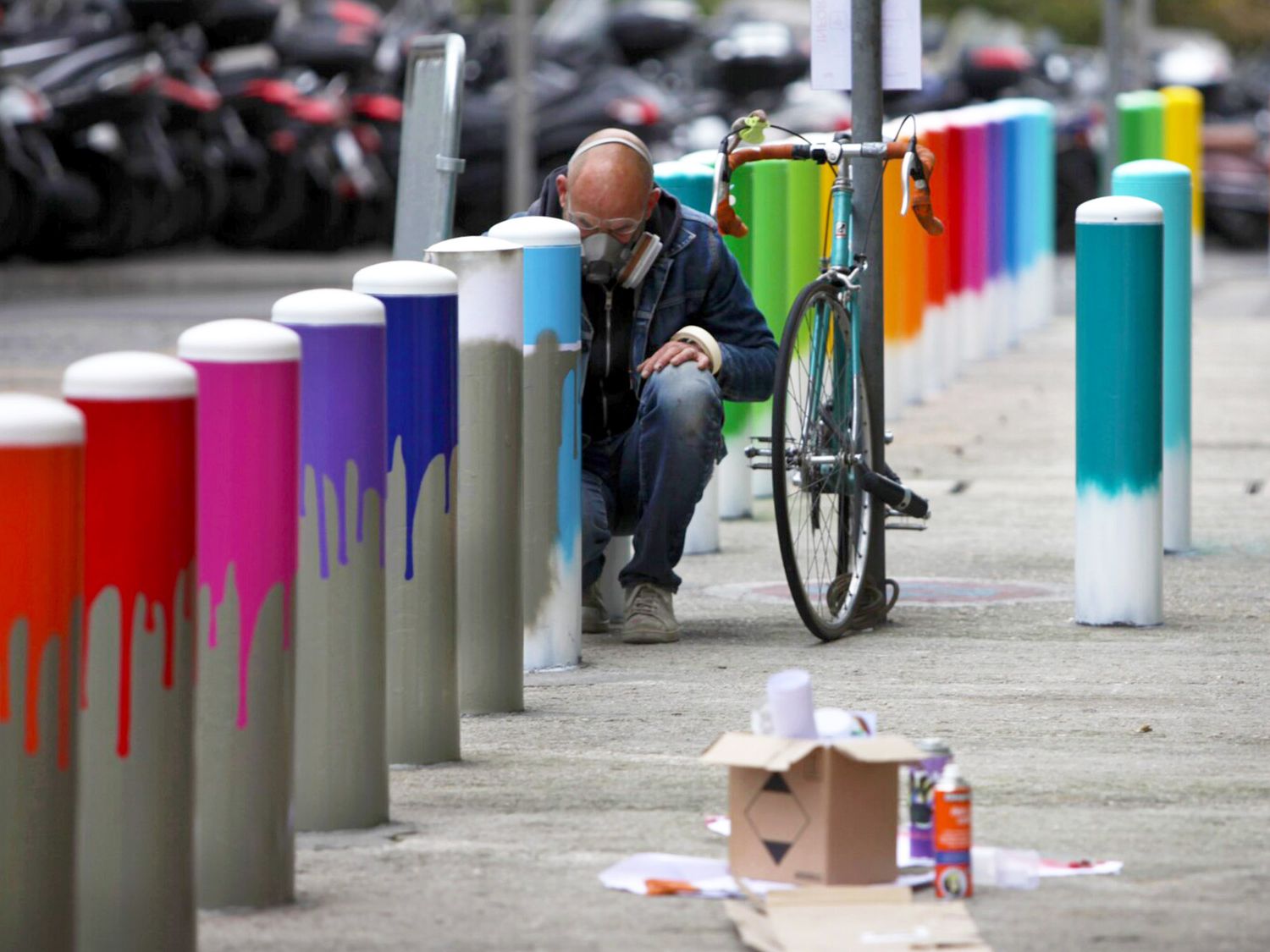 L’artiste en plein travail devant la gare de Lyon lors de la réalisation de la série ”Colors Gradients”, réalisée grâce au support de Quai36 et pour le plus grand plaisir des voyageurs (@David Paquin).