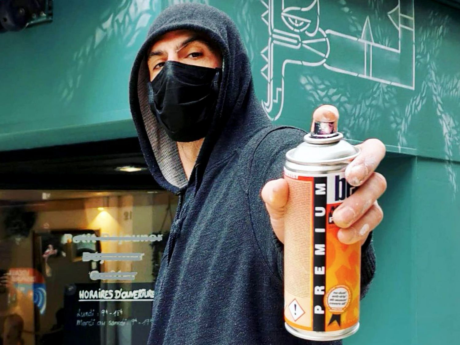 From his background in Graffiti and more broadly his love for urban cultures, the artist Oré has kept the spirit of the street and the use of the spray cans, markers and stencils, his favorite tools.