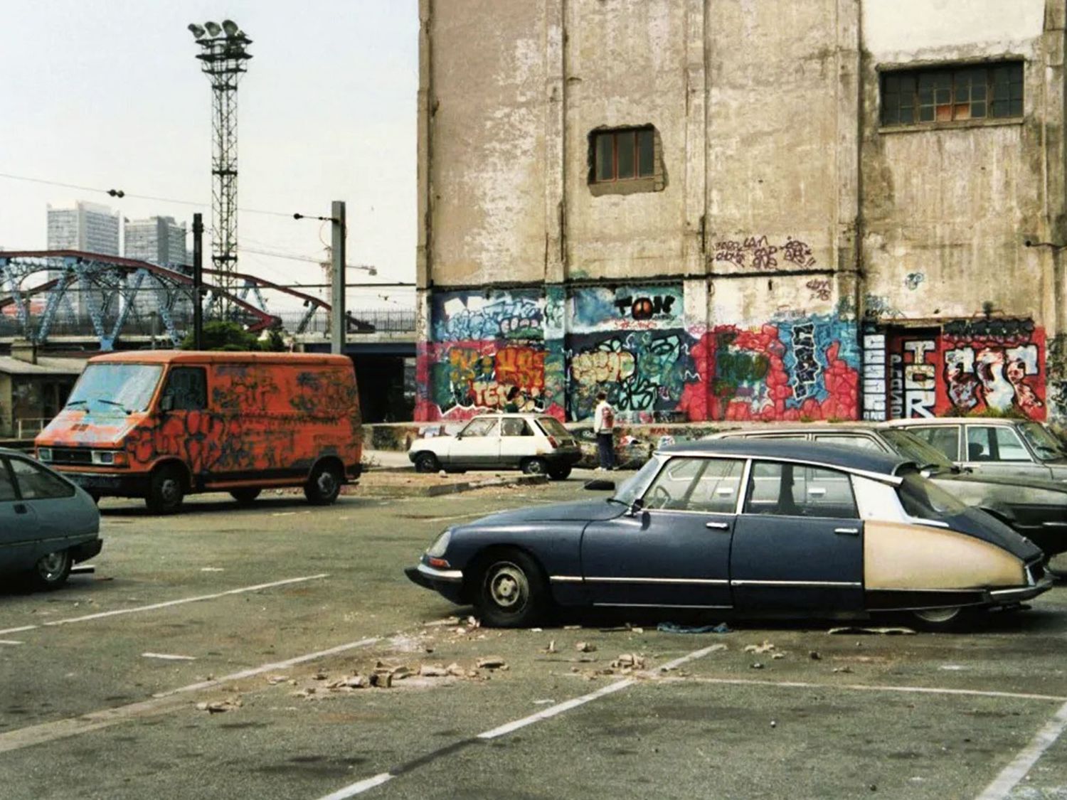 Précurseur sur la scène parisienne dans les années 90, Tarek a été un des premiers à documenter les œuvres et acteurs lors de la naissance du graffiti à Paris, ici avec l’artiste Nasty (©Paris Tonkar).