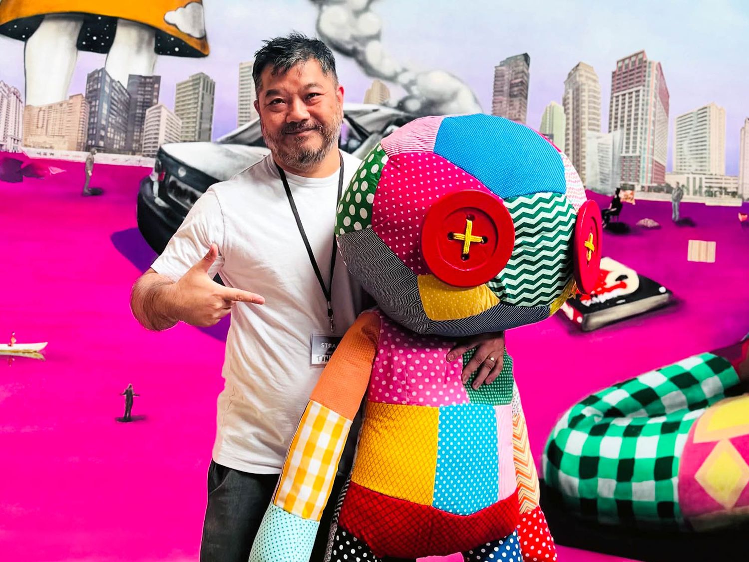 Véritable invité d’honneur qui partage l’affiche avec Seth, l’artiste Tinho originaire de São Paulo est un des pionniers du graffiti brésilien et membre du mouvement emblématique Pixação.