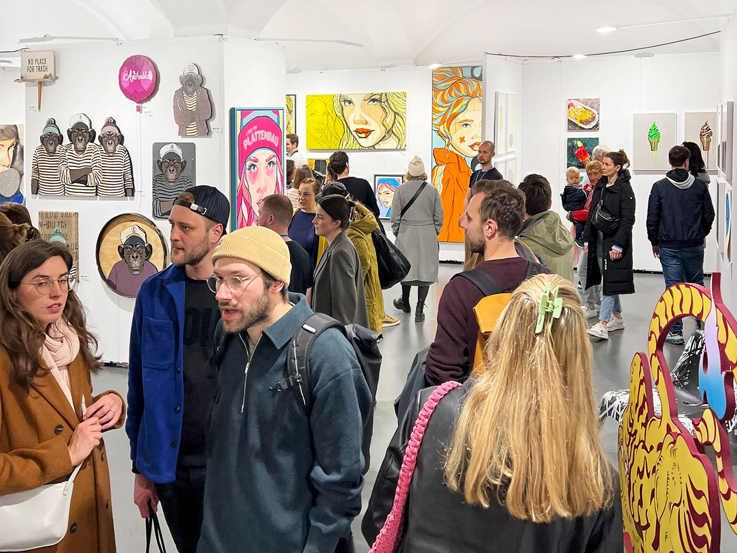 Nichée entre les bras de la rivière Isar sur l’île Prater, la foire réunit pendant 4 jours la pluralité des pratiques artistiques de l’Art Urbain au travers de 3 salles d’exposition et un cadre convivial (©Stroke).