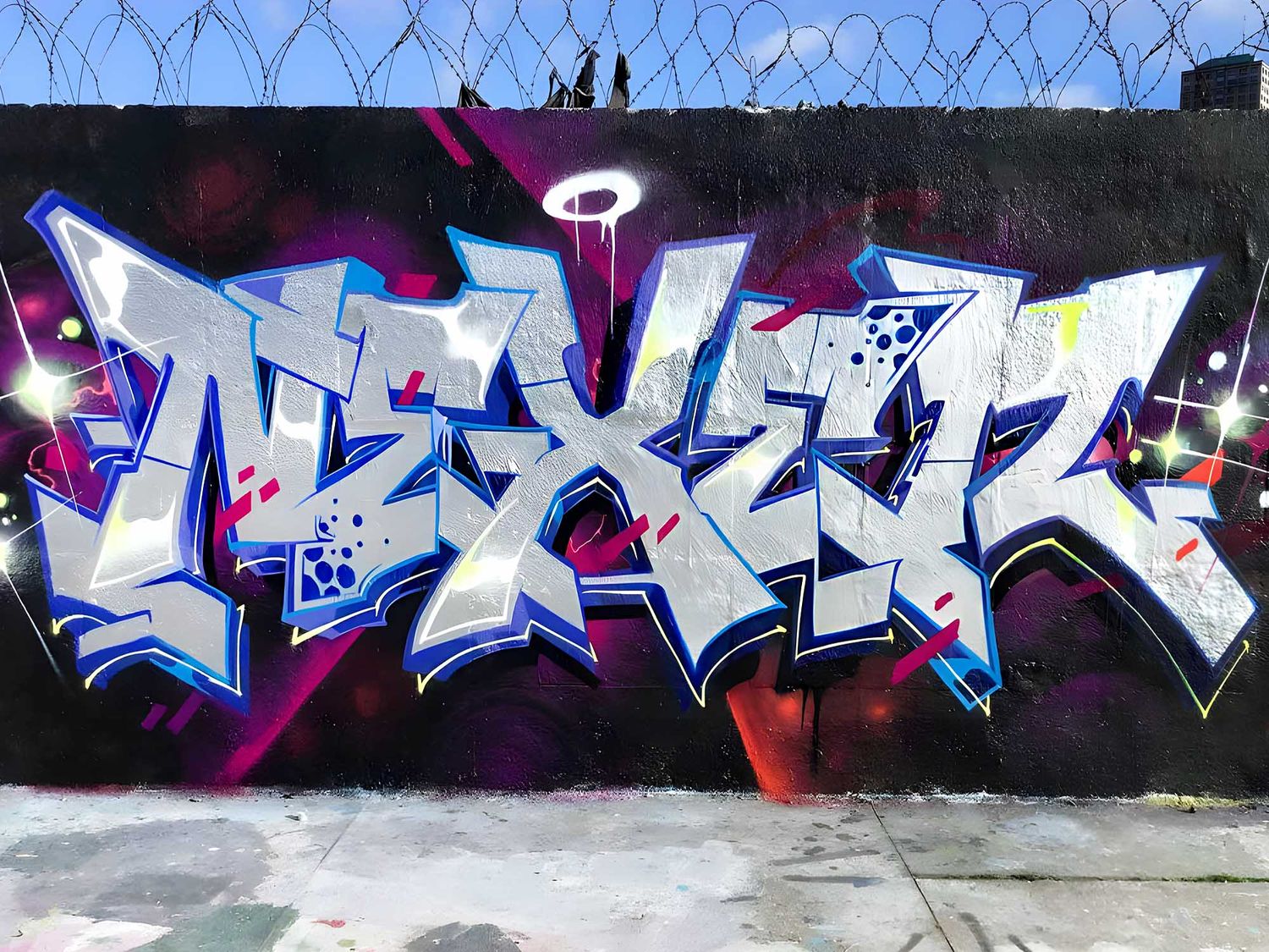 Toujours aussi axé sur le travail de la lettre mais beaucoup plus détaillée, la pièce ou la masterpiece (lorsqu’elle est plus grande), est un graffiti complexe qui peut demander plusieurs heures (©Nexer).