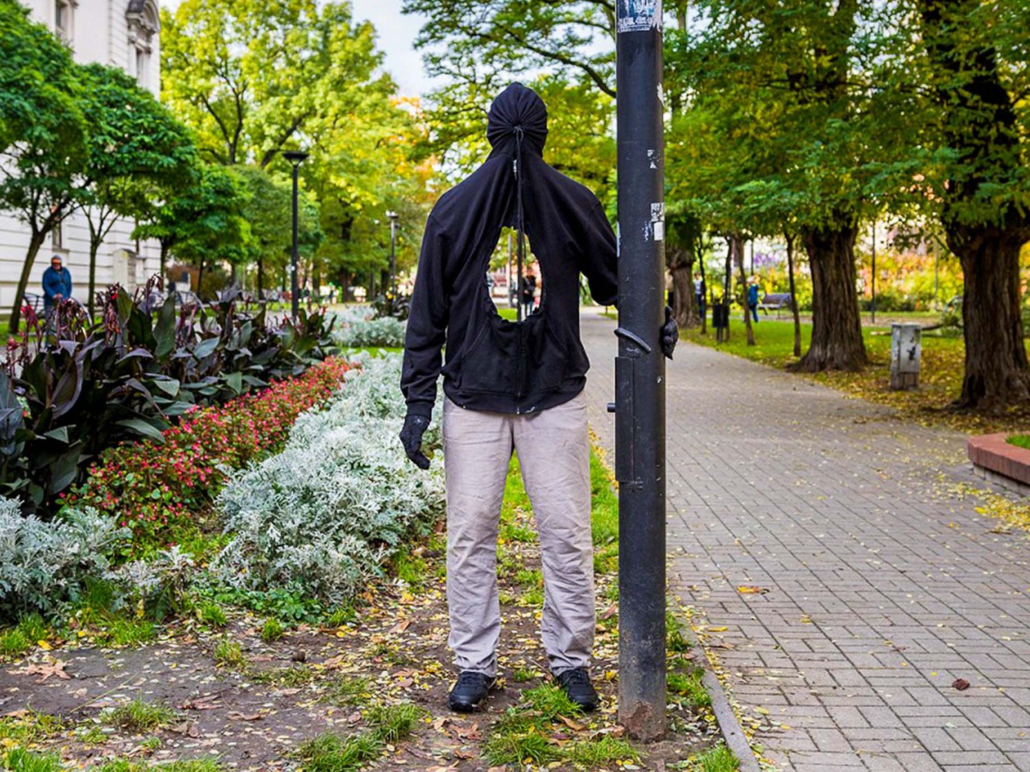 Among all the various street artists making street installations in our cities, Mark Jenkins' hyper-realistic scenes and characters are certainly the most impressive of all (©Sasha Bogojev).