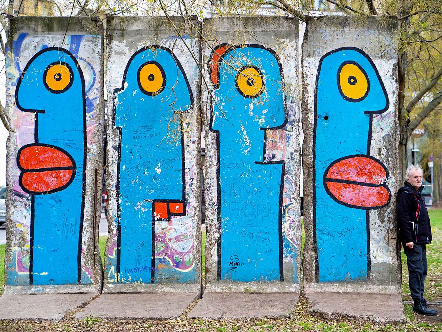 La chute du mur de berlin en 1989 marque la fin d’une époque mais également la création d’un lieu artis-tique avec la East Side Gallery dont Thierry Noir sera le premier artiste à oser peindre les murs.