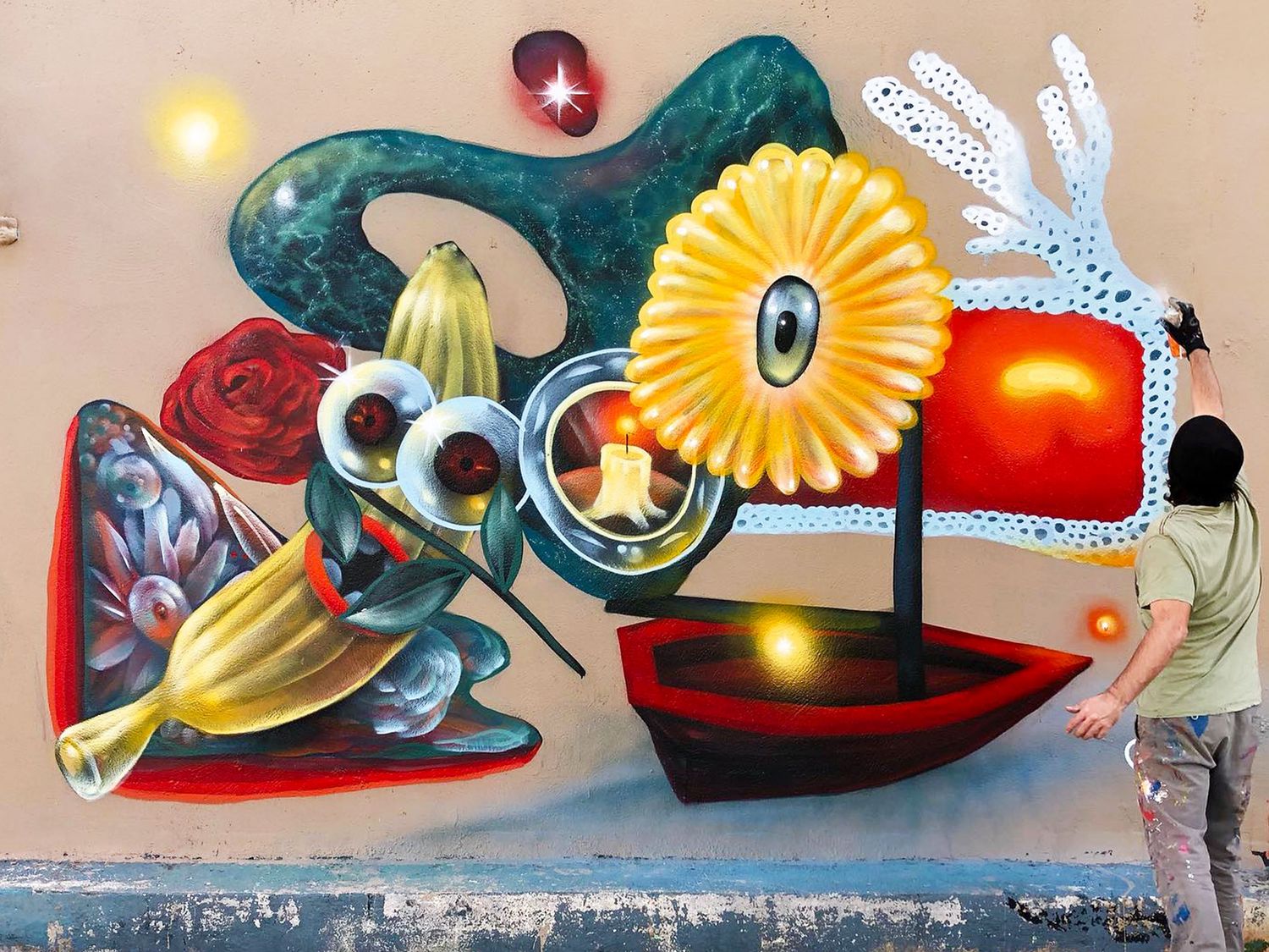L’artiste à l’œuvre réalisant son interprétation d’une nature morte à la bombe aérosol dans les rues de Bordeaux, une véritable explosion de couleurs avec une touche d'humour.