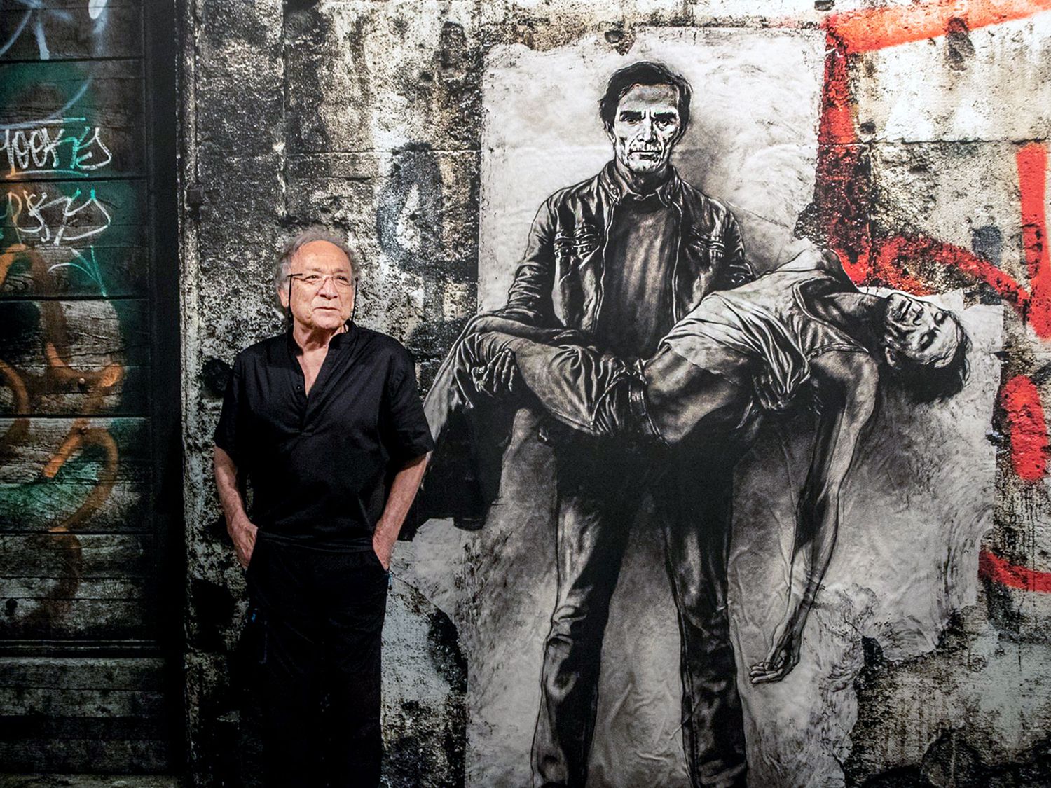 Ernest Pignon-Ernest à côté de son portrait historique de Pasolini durant l’exposition “Ecce Homo” à Avignon (2019-2020) qui célébra plus de 50 ans d’expression artistique (©MAXPPP).
