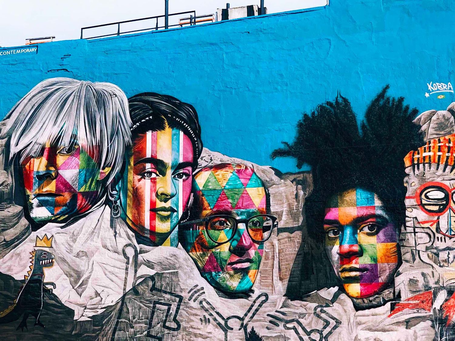 Artiste brésilien au talent immense et au style inimitable, Kobra a réalisé cette fresque en 2018 qui réinterprète le Mont Rushmore avec Andy Warhol, Frida Kahlo, Keith Haring and J-M Basquiat.