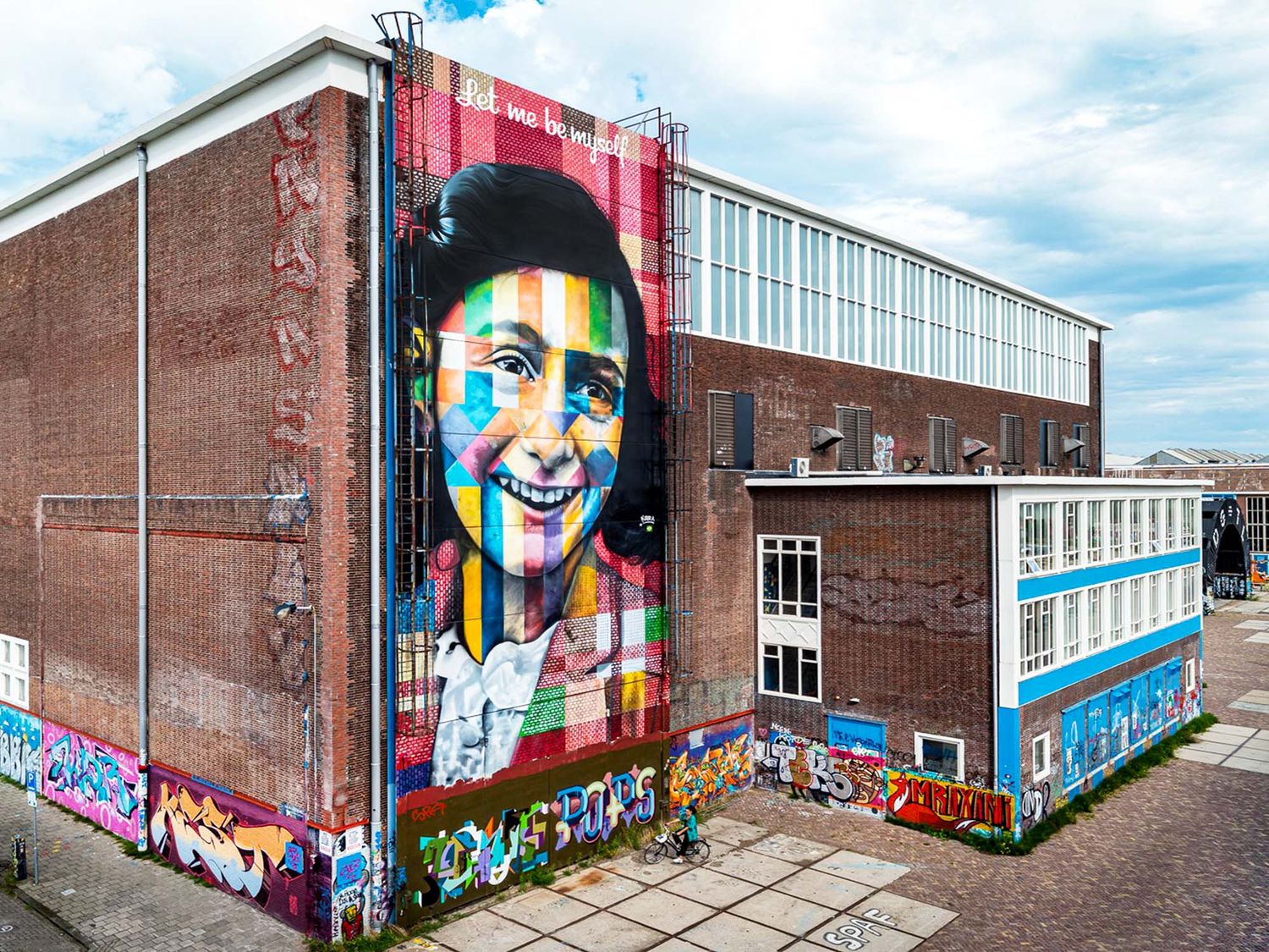 Latest museum dedicated to Graffiti and Street Art, STRAAT is probably the most spectacular thanks to its gigantic artworks and its location in an historical shipyard of Amsterdam (@Straat Museum).